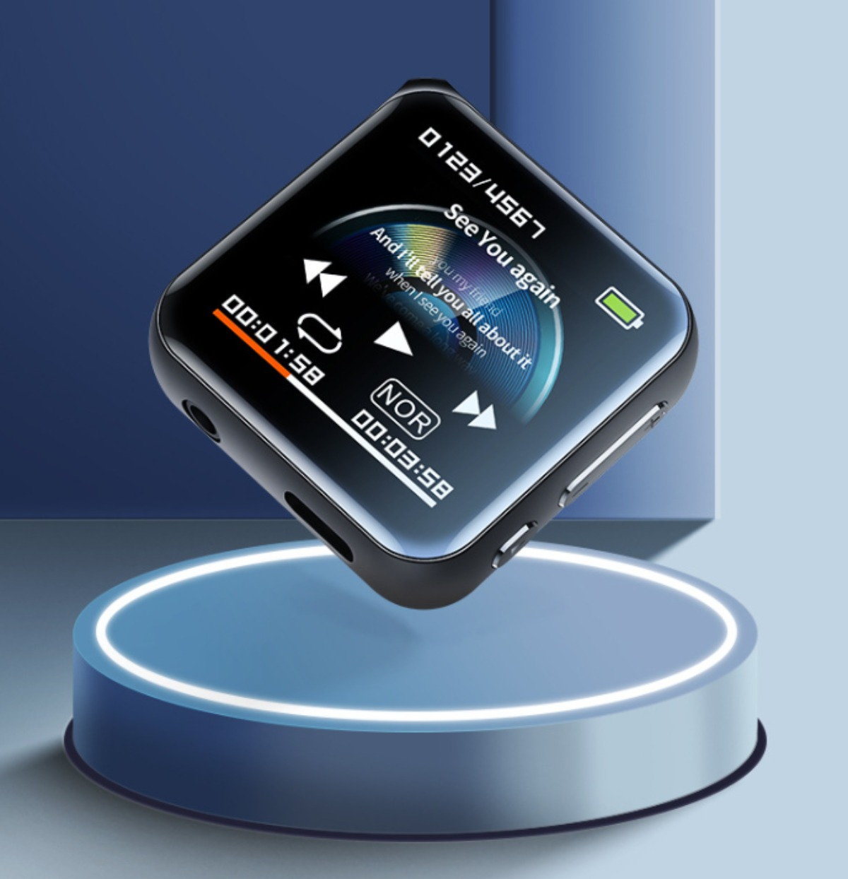 Schwarzer, quadratischer MP3-Player auf einem Ständer, der Songtitel und Zeit anzeigt. Das Notensymbol erscheint.