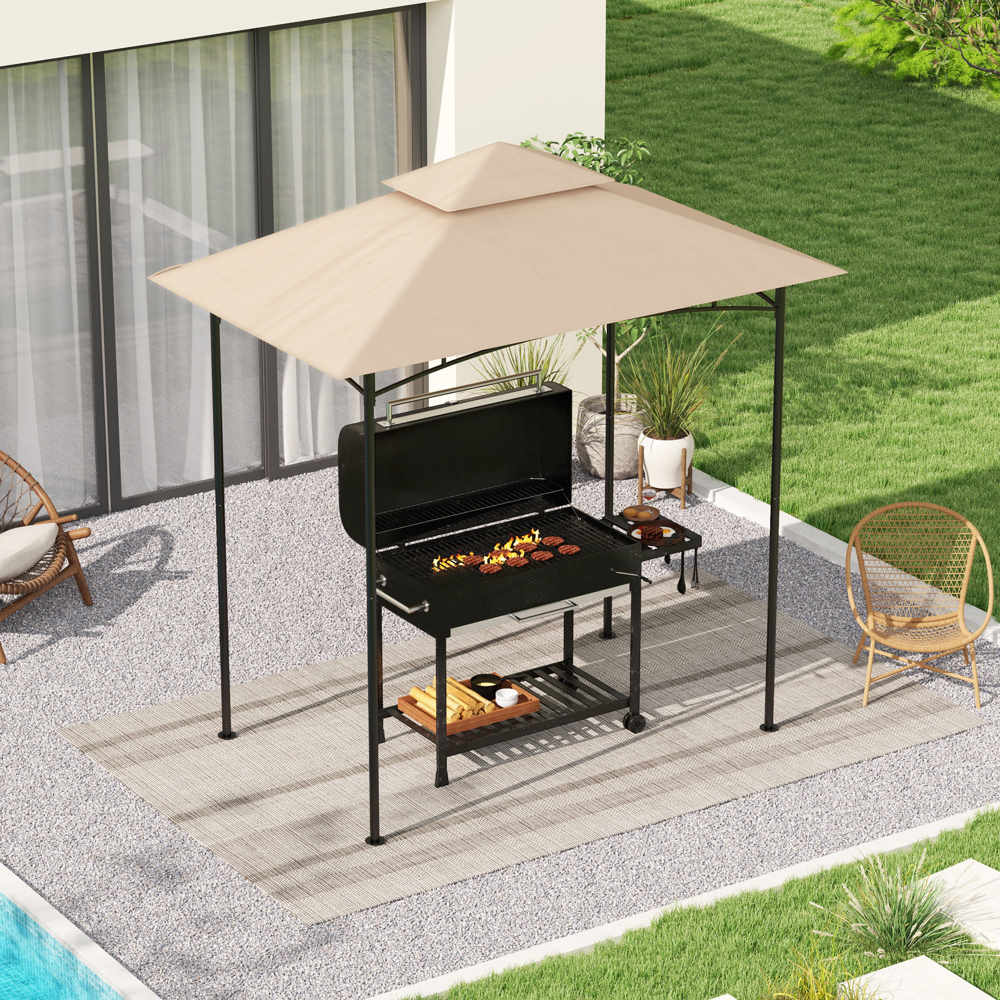 Ein Grill unter einem beigen Baldachin. Grünes Gras und zwei Stühle sind im Hintergrund.