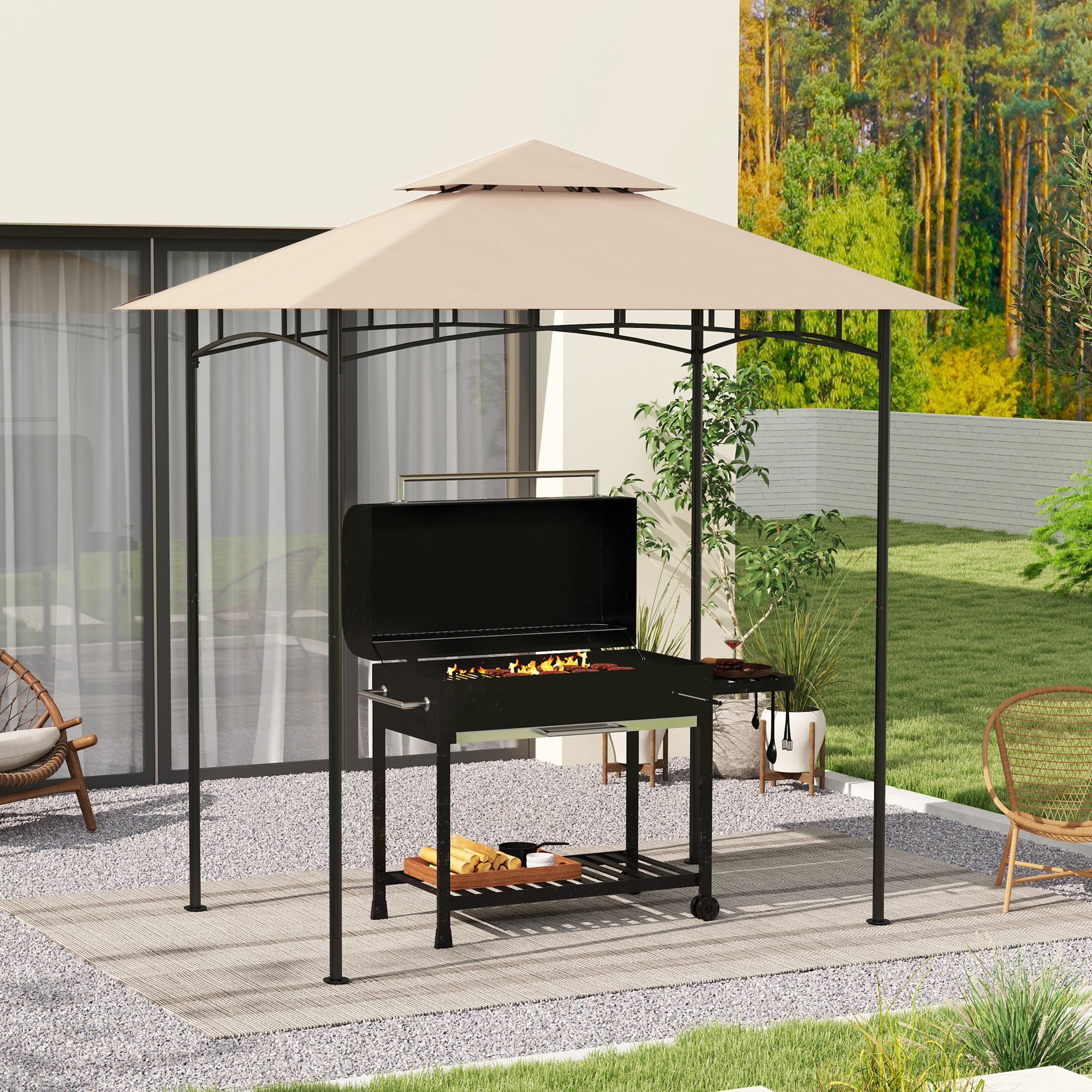 Ein Grill unter einem beigen Baldachin. Grünes Gras und zwei Stühle sind im Hintergrund.