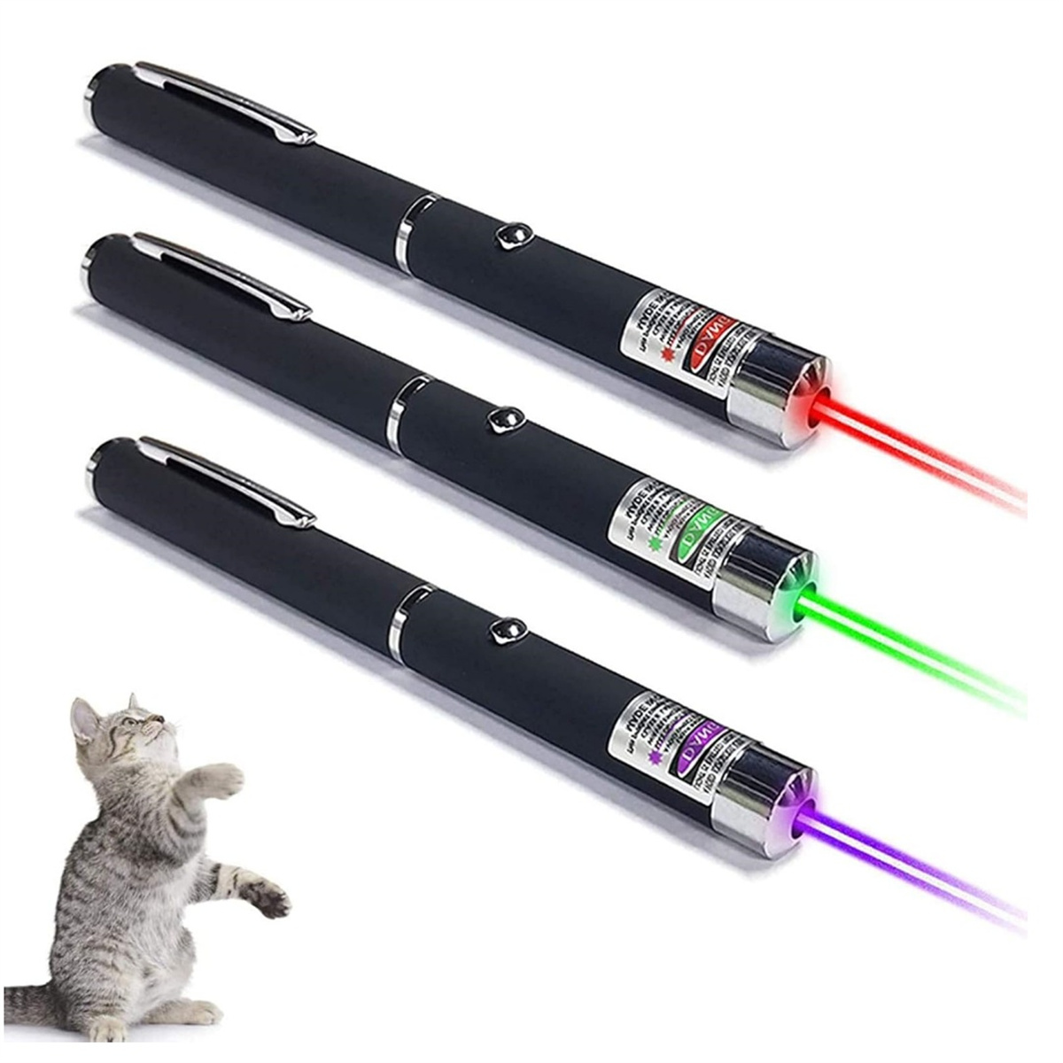 Drei schwarze Laserpointer mit roten, grünen und lila Strahlen, eine Katze schaut auf einen Strahl.