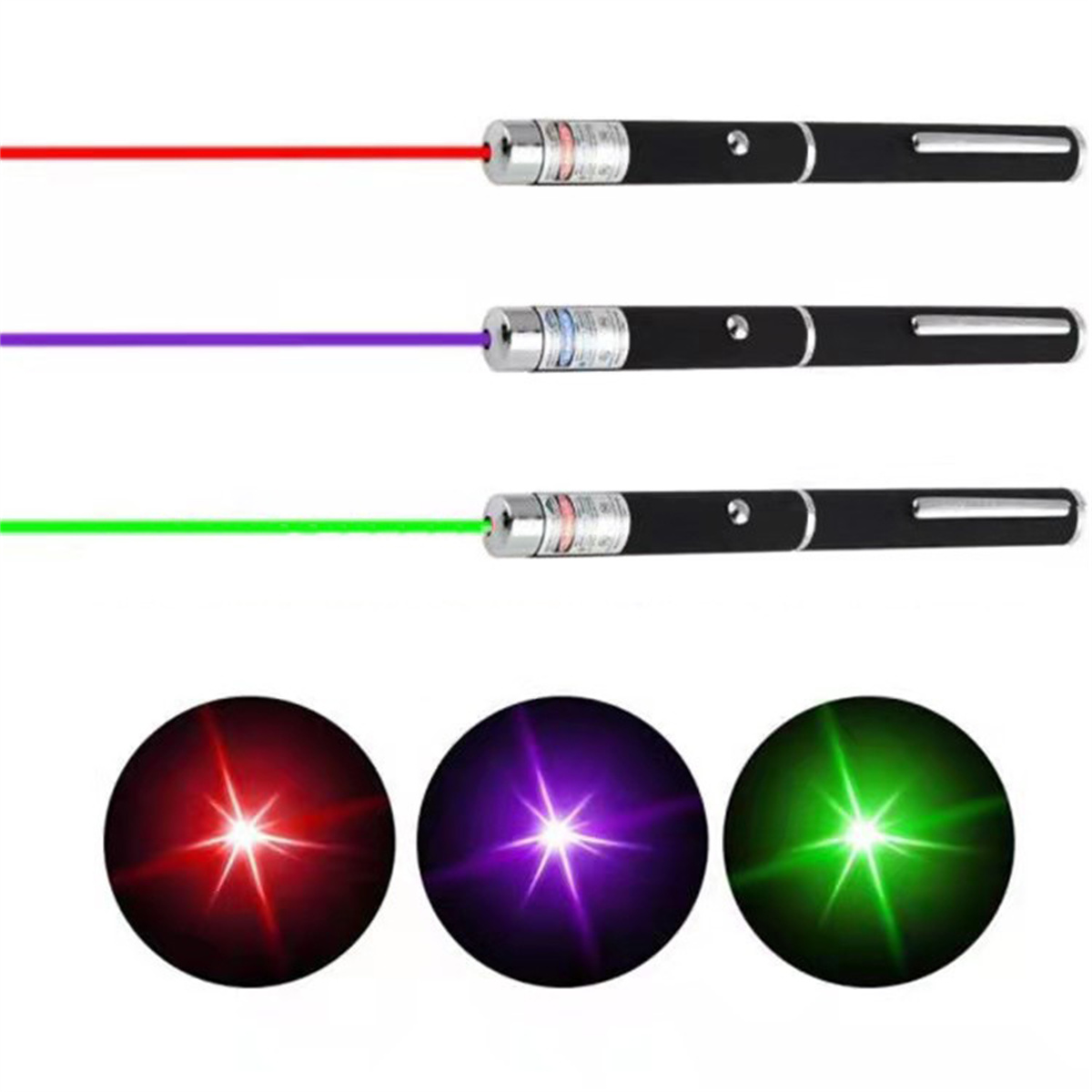 Drei schwarze Laserpointer mit roten, lila und grünen Strahlen und entsprechenden Lichtblitzen.