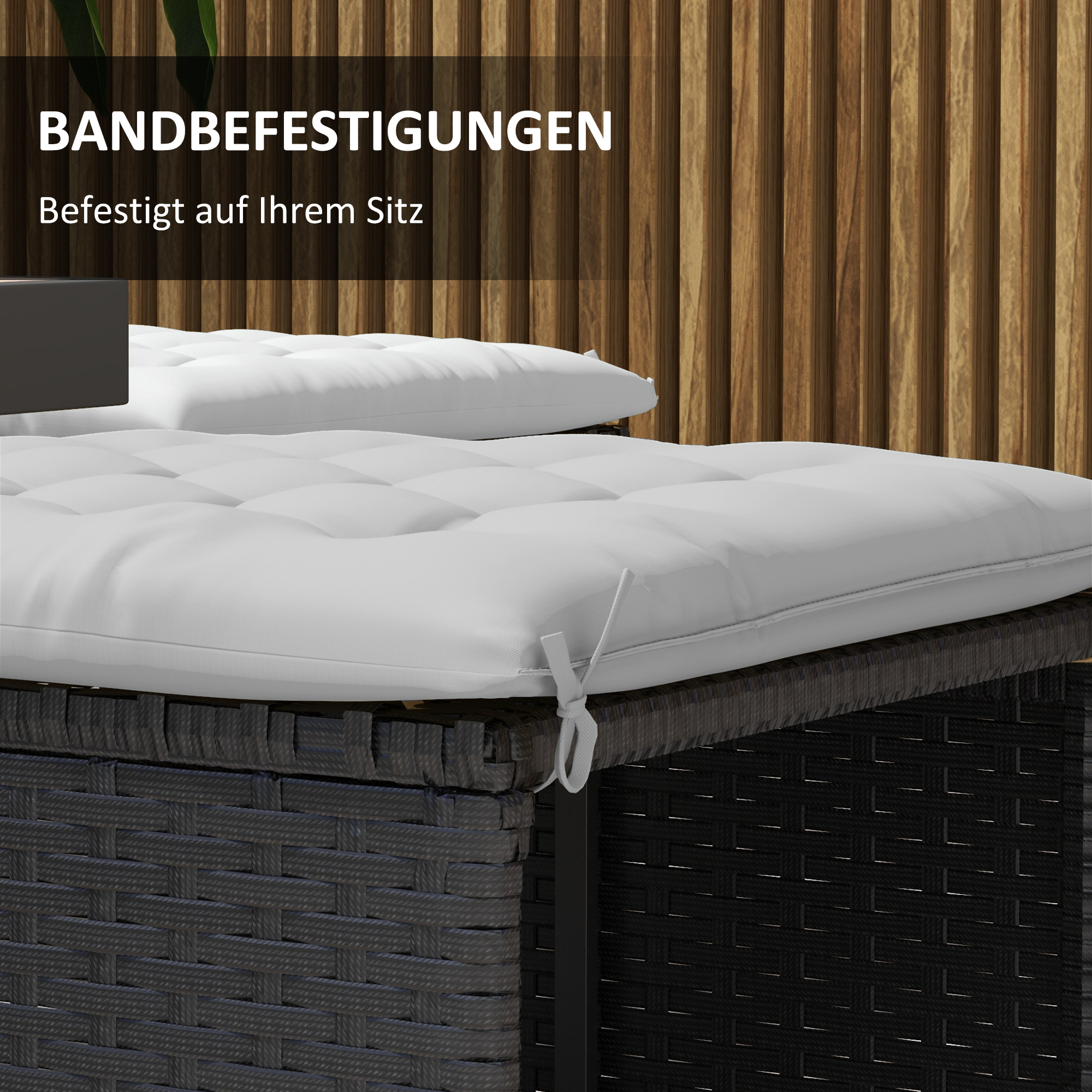 Weißes Kissen auf einem Korbstuhl. Text: 'BANDBEFESTIGUNGEN'. Brauner Holz-Hintergrund.