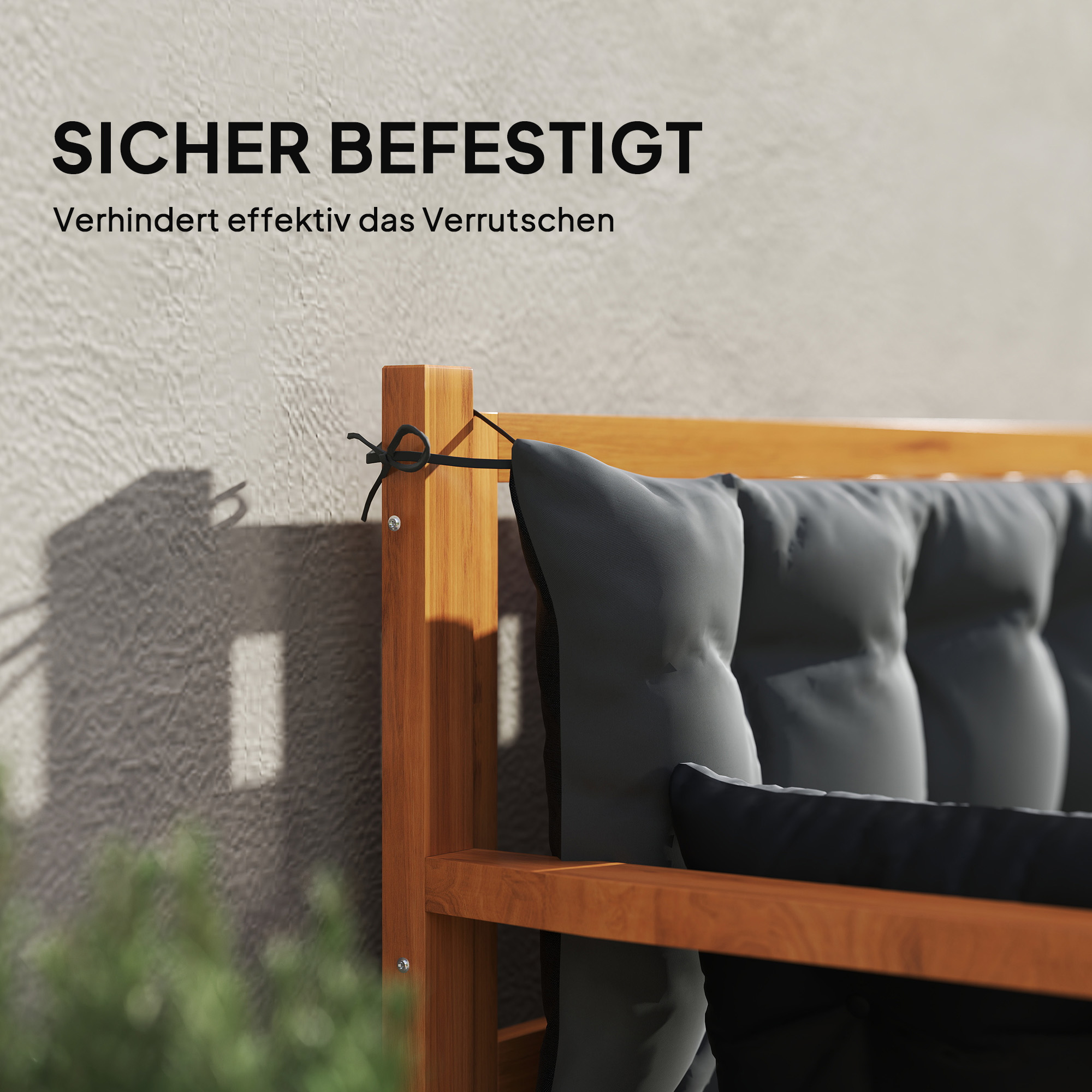 Nahaufnahme einer Bank mit Kissen. Die Kissen sind mit schwarzen Bändern an der Bank befestigt.