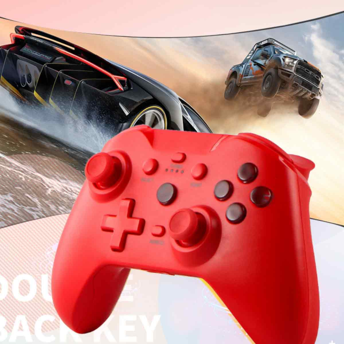 Roter Gamepad-Controller. Grafiken von Rennwagen sind im Hintergrund.