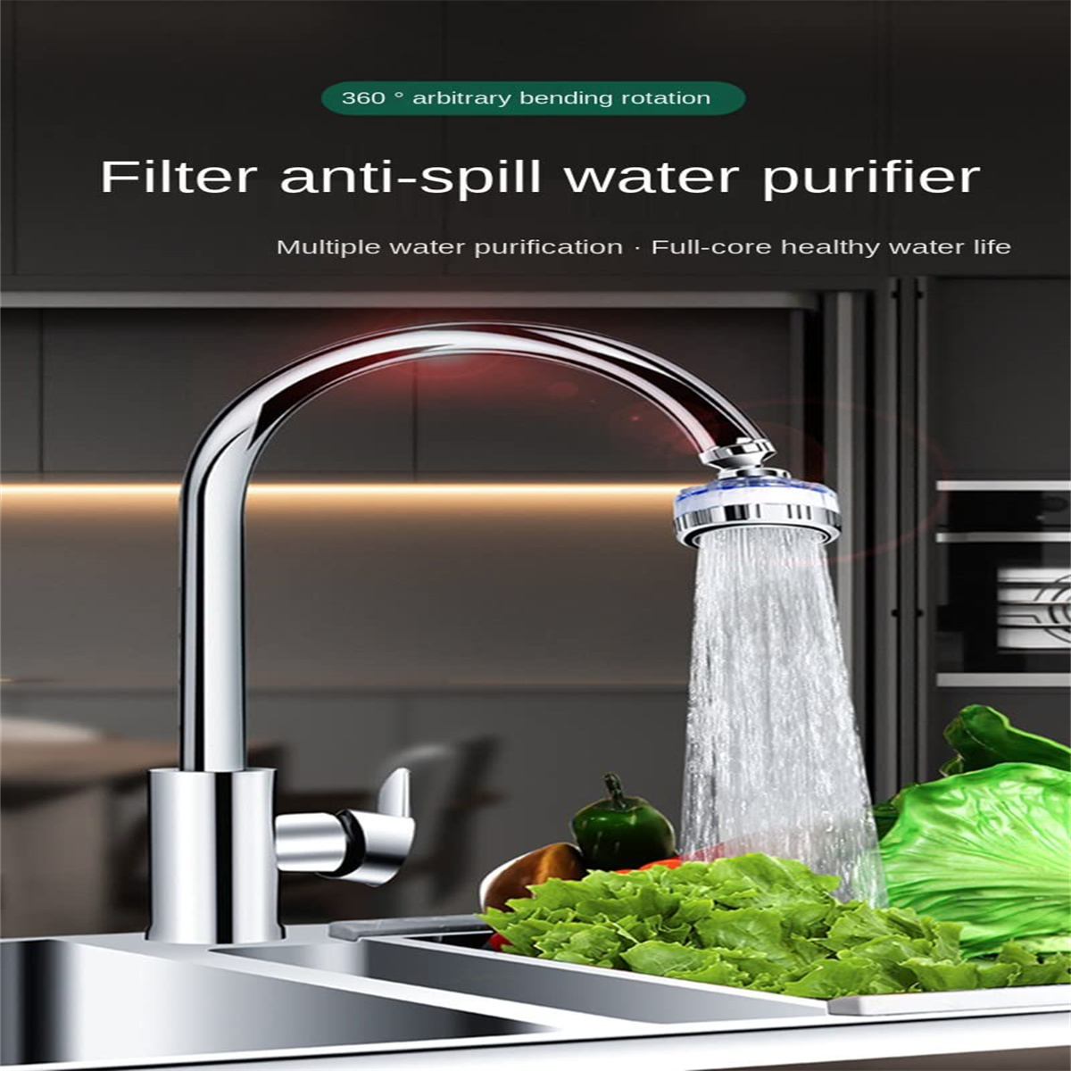 Ein verchromter Wasserhahn mit flexiblem Auslauf, Wasser fließt in ein Waschbecken mit Gemüse.