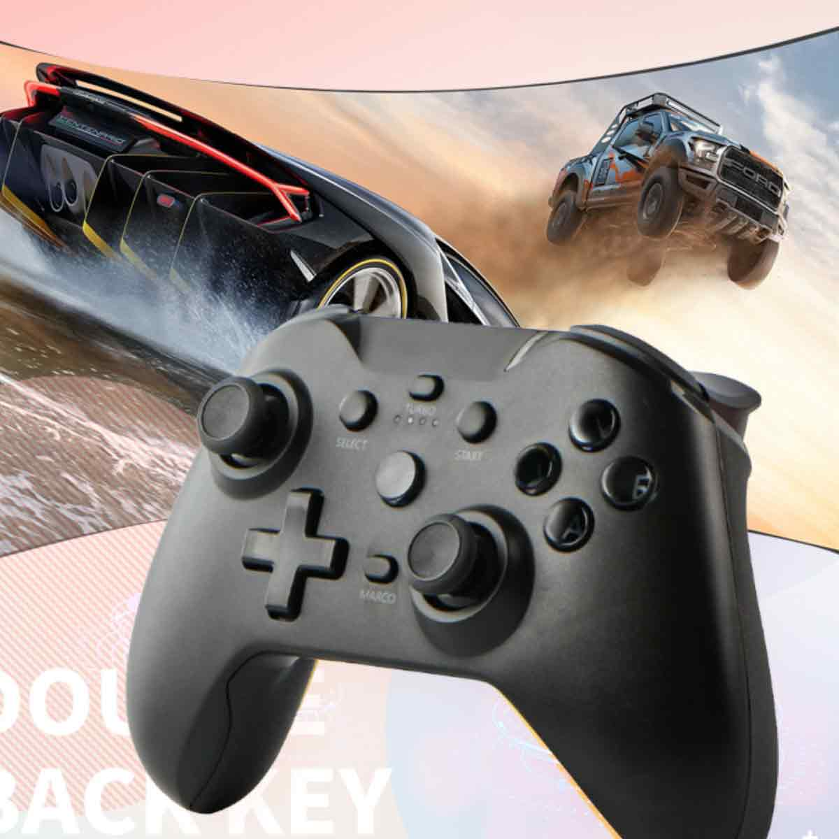 Schwarzer Gamecontroller mit mehreren Tasten vor einem Rennspiel im Fernsehen.