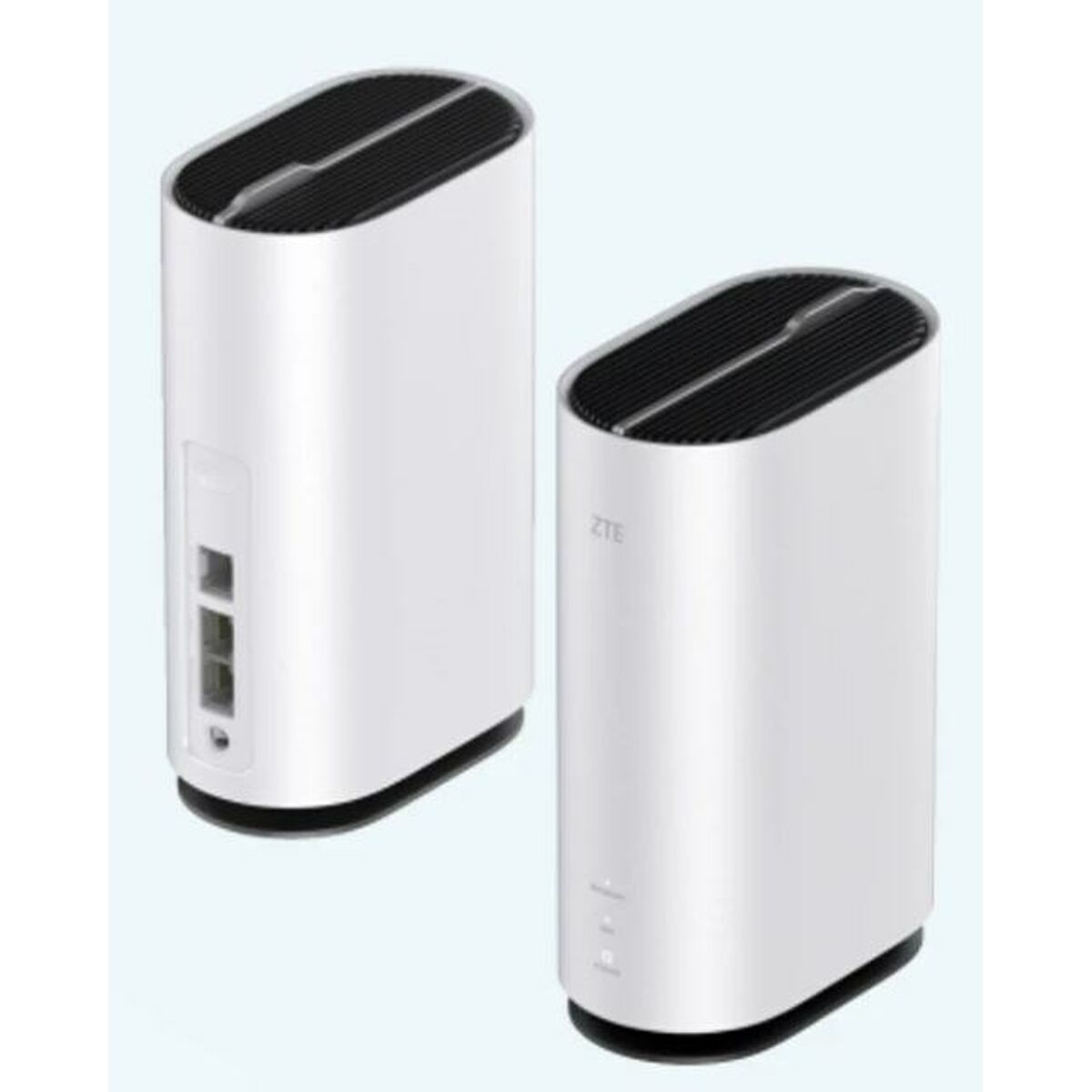 Dwa białe routery ZTE 5G. Ten sam projekt, pionowy, cylindryczny. Czarny detal na górze. Widoczne logo ZTE.