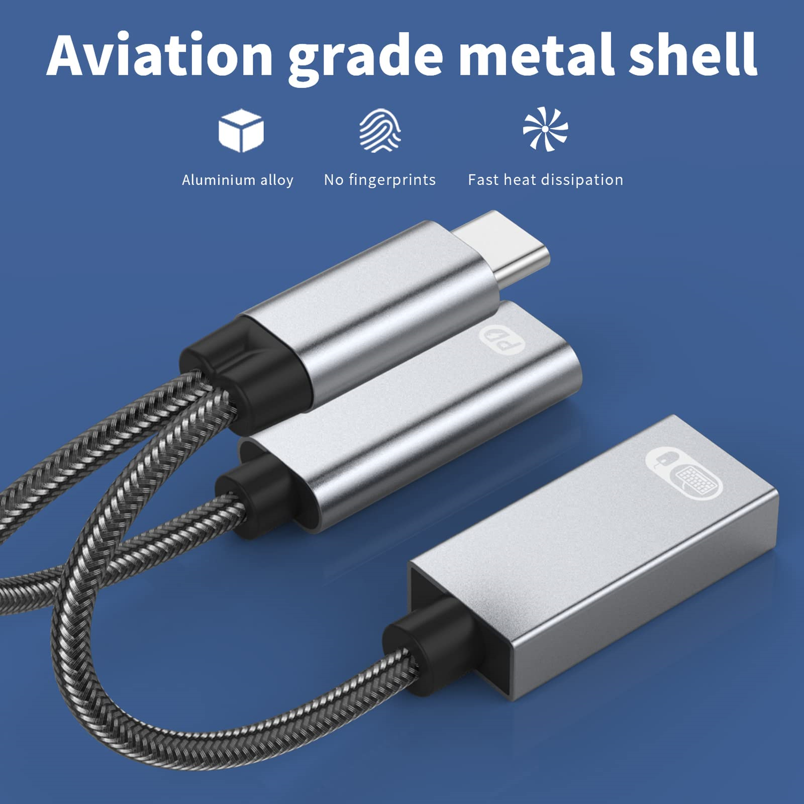 Silbernes USB-C-Kabel mit Metallanschlüssen. Blauer Hintergrund.