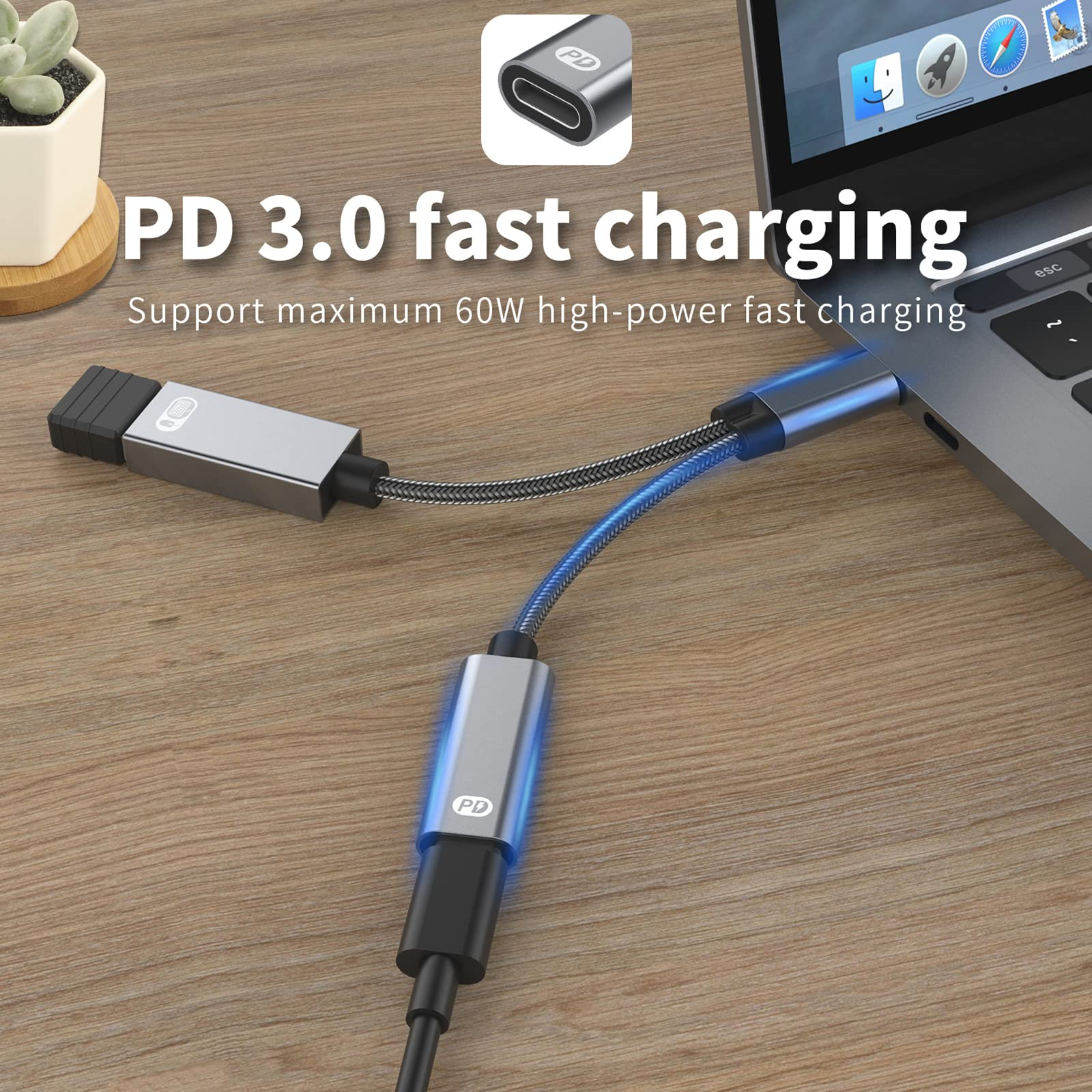 USB-C-Adapter mit USB-A- und USB-C-Anschlüssen, lädt einen Laptop.