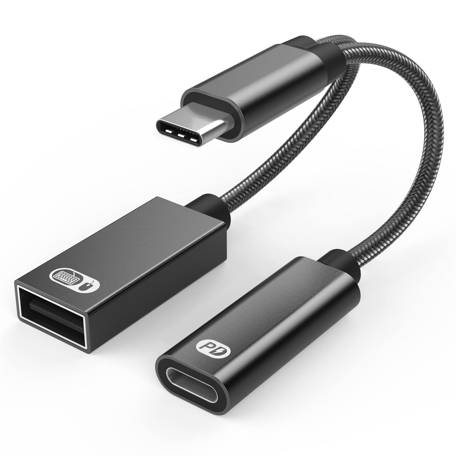 Ein schwarzes USB-C-zu-USB-Adapterkabel. Es hat zwei Enden, einen USB-C- und einen USB-Anschluss. Es liegt auf einer weißen Oberfläche.