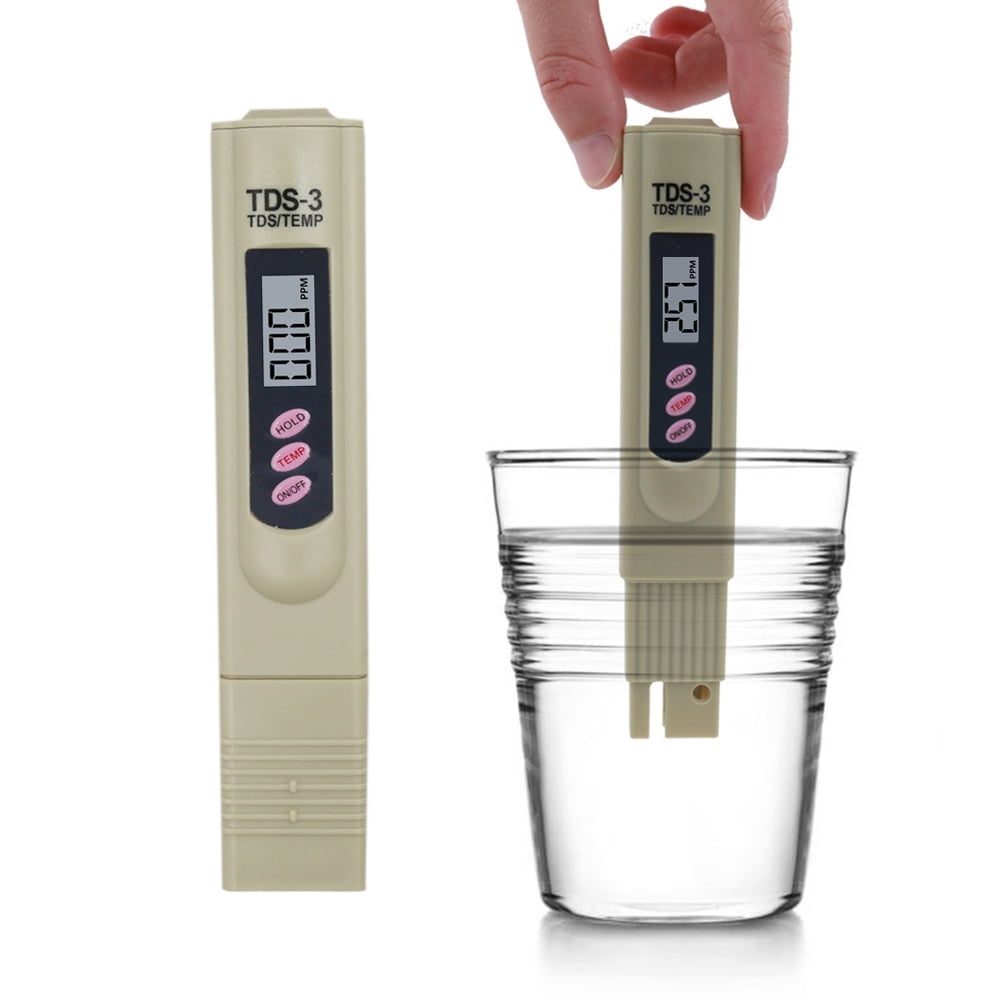 Ein TDS-Messgerät in Wasser, eine Hand, die es hält, und ein klares Glas mit Wasser auf weißem Hintergrund.