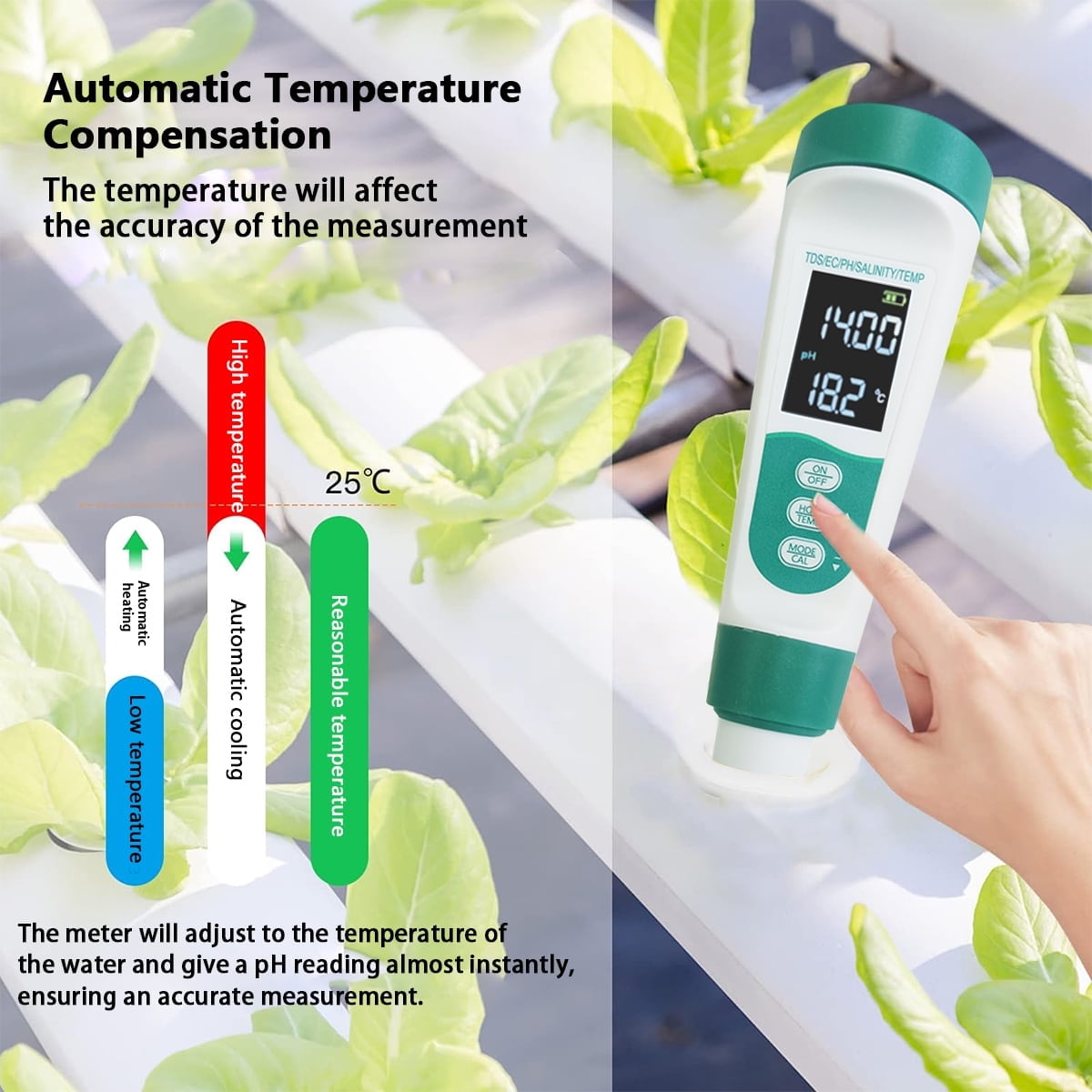 Die Hand einer Person bedient ein Wasserqualitätsmessgerät in der Nähe grüner Pflanzen und demonstriert die Temperaturkompensation.
