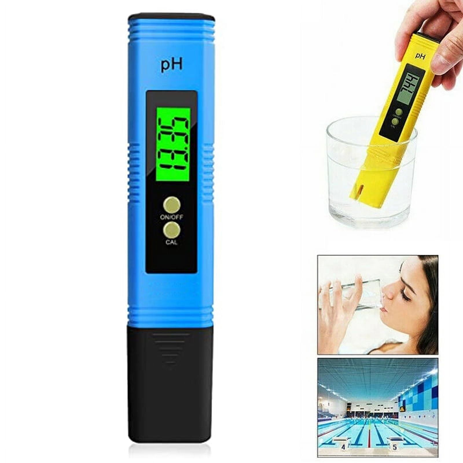 Blaues pH-Messgerät mit Digitalanzeige, mit einem Glas Wasser und Personen im Hintergrund.