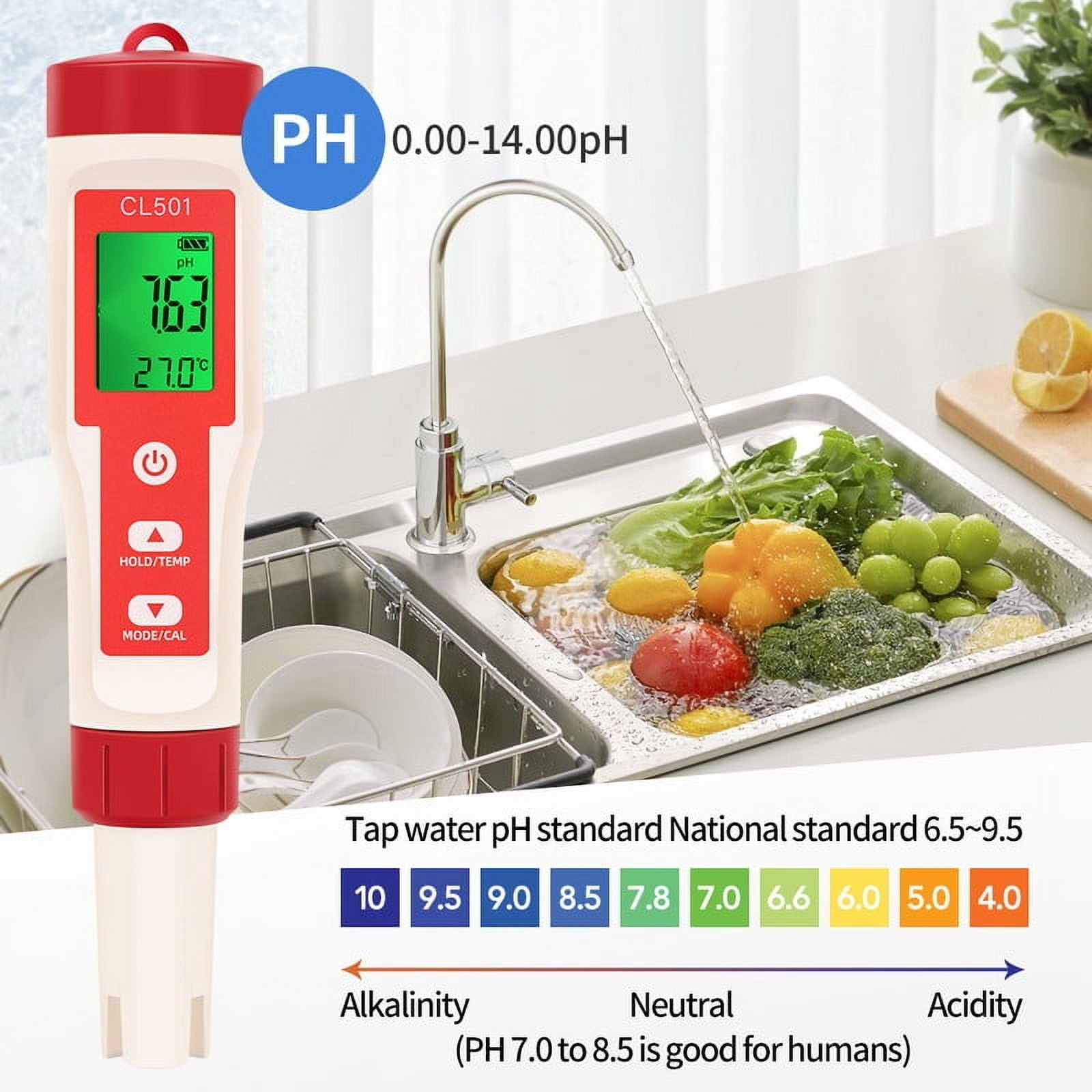 pH-Messgerät mit Digitalanzeige in der Nähe eines Waschbeckens mit Gemüse und Wasserstrahl.