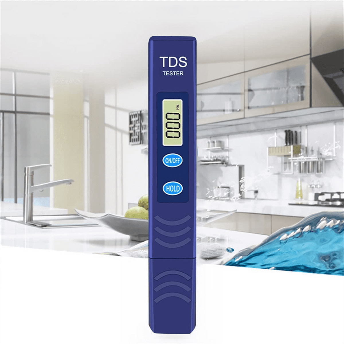 Blauer TDS-Tester-Stift auf einer Küchentheke. Im Hintergrund sind Spüle und Schränke sichtbar.