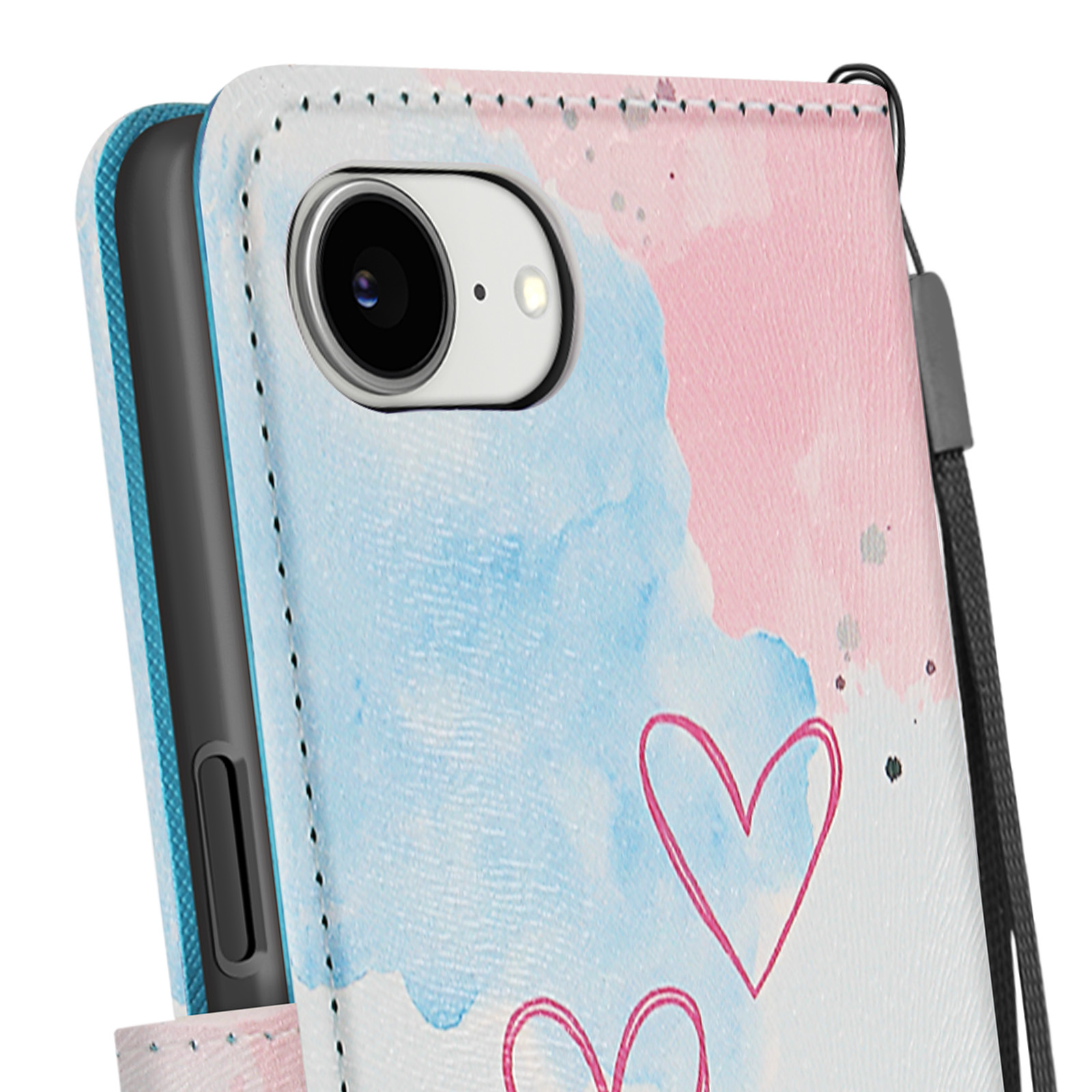 Nahaufnahme der Handyhülle. Weiße Hülle mit rosa und blauem Aquarelldesign, drei Herzen. Telefonkamera sichtbar.