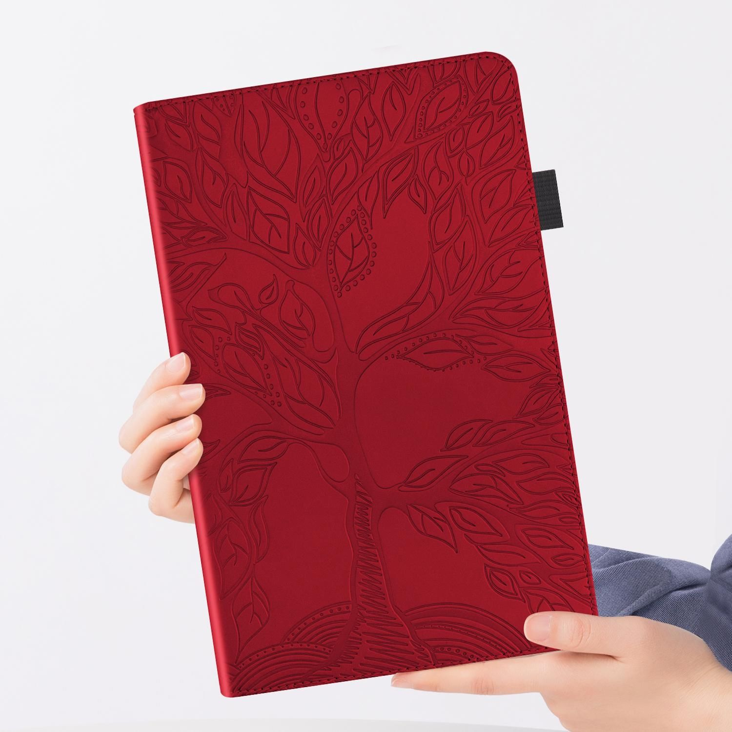 Funda roja para tableta con diseño de árbol sostenida por una persona. La funda está abierta.
