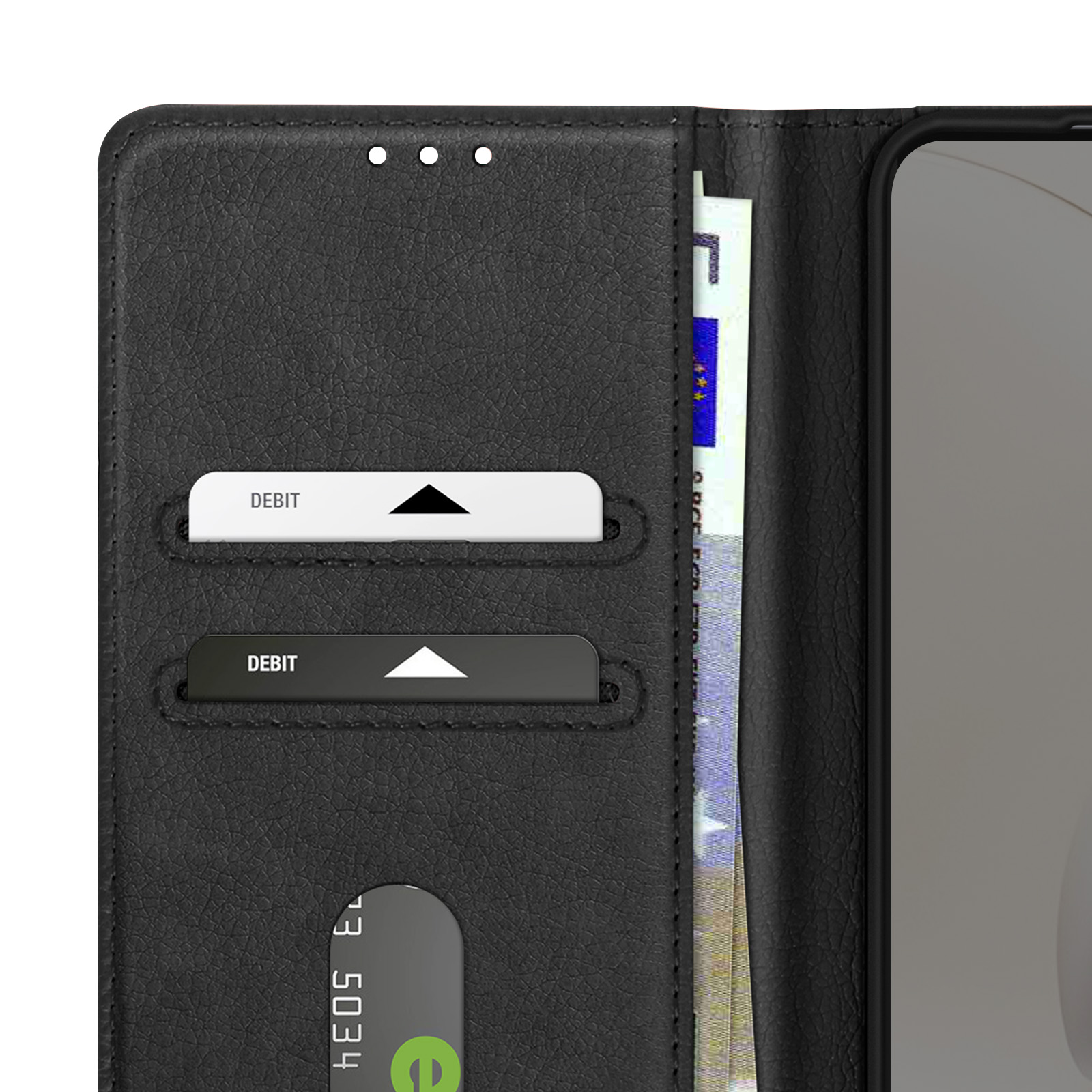 Primo piano di una custodia per telefono nera aperta, con carte di debito e una banconota in euro all'interno.