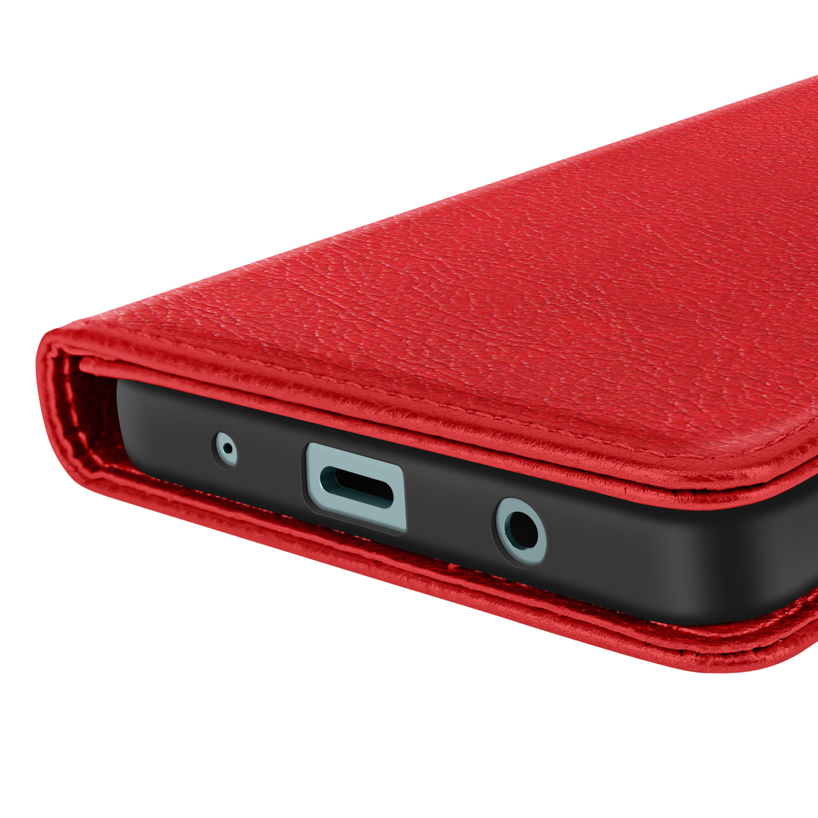 Dettaglio della custodia rossa del telefono. Parte inferiore della custodia con porta di ricarica e jack audio.