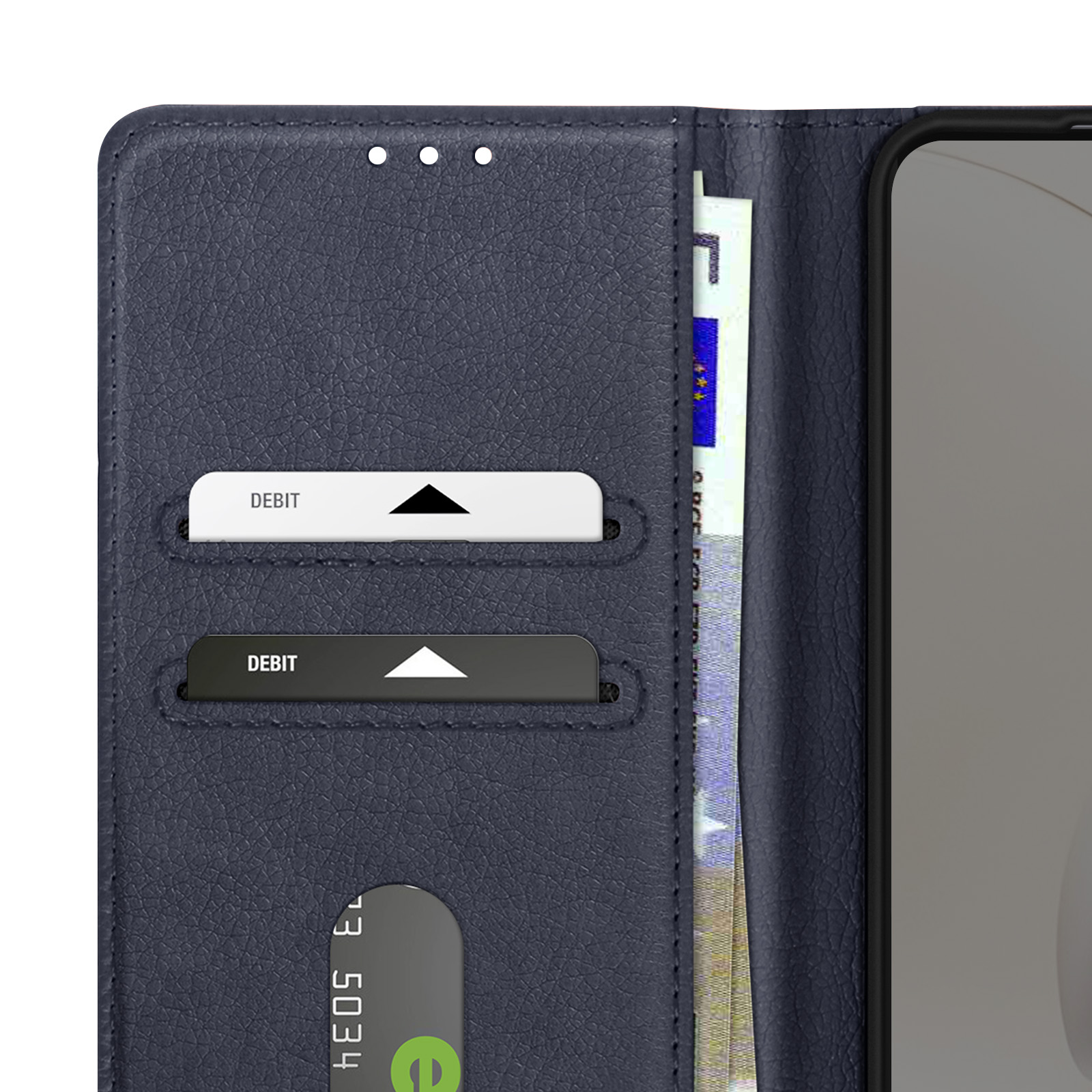 Primo piano di una custodia per telefono blu scuro aperta, con carte di debito e una banconota in euro all'interno.