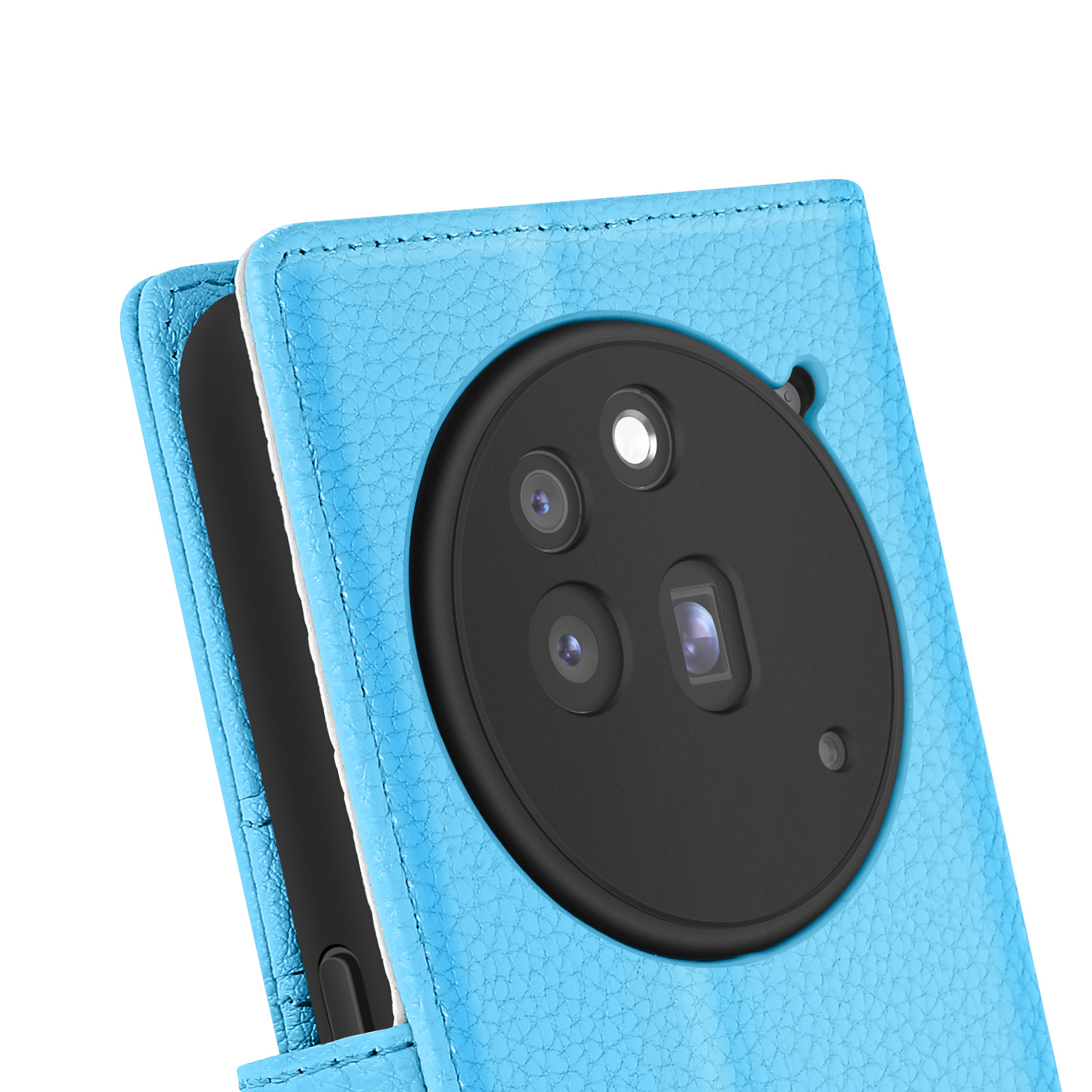 Primo piano di una custodia per telefono azzurra con modulo fotocamera nero. La custodia ha una superficie strutturata.