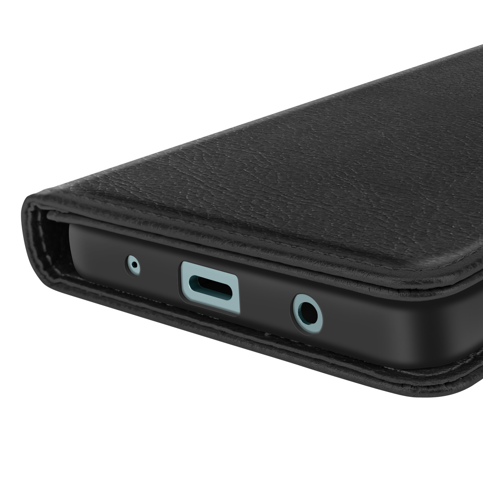 Gros plan sur le bord inférieur d'un étui de téléphone noir avec un téléphone à l'intérieur. Il a des trous de port.