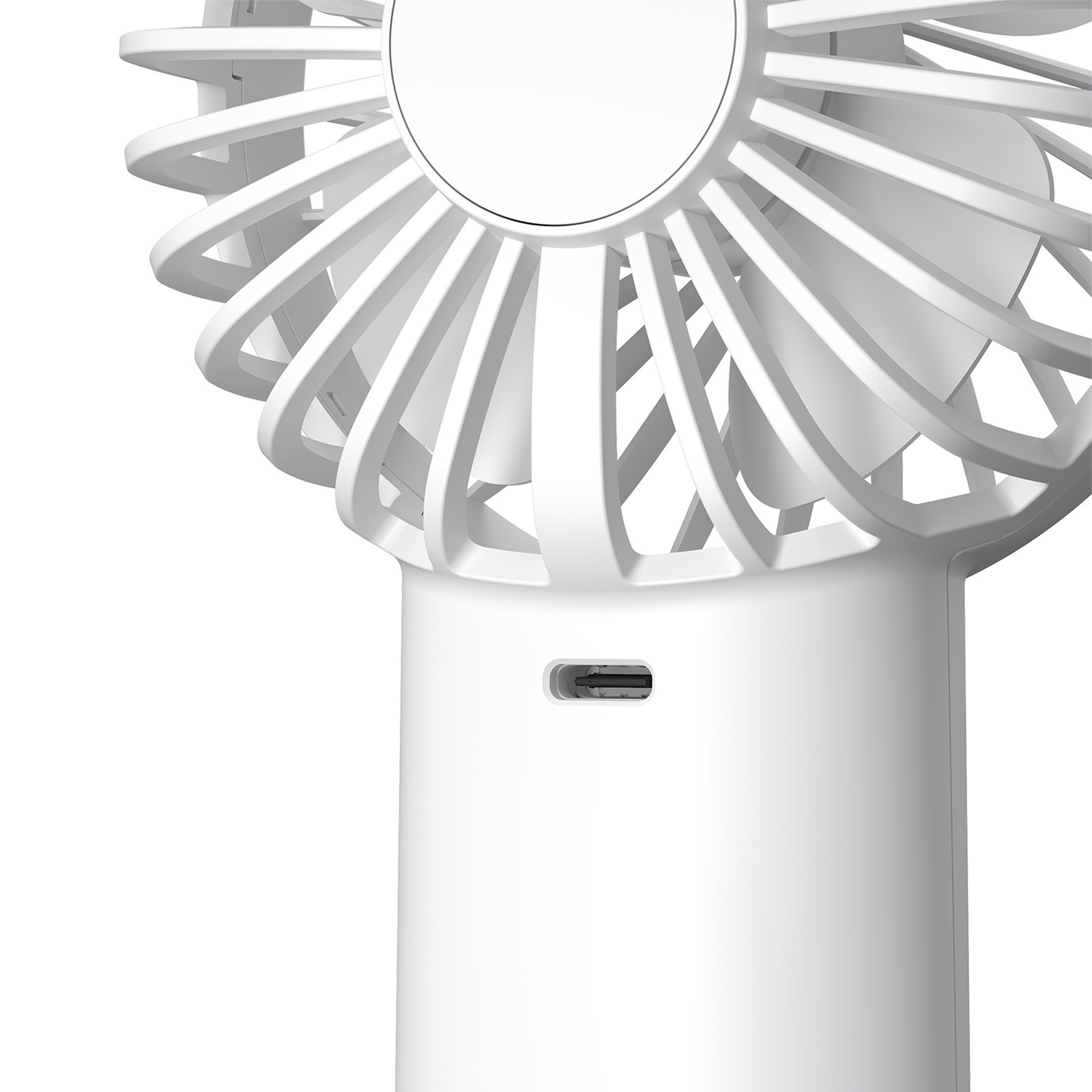 Weißer tragbarer Ventilator mit USB-C-Anschluss. Er hat mehrere Lüfterblätter und ein weißes Gehäuse.