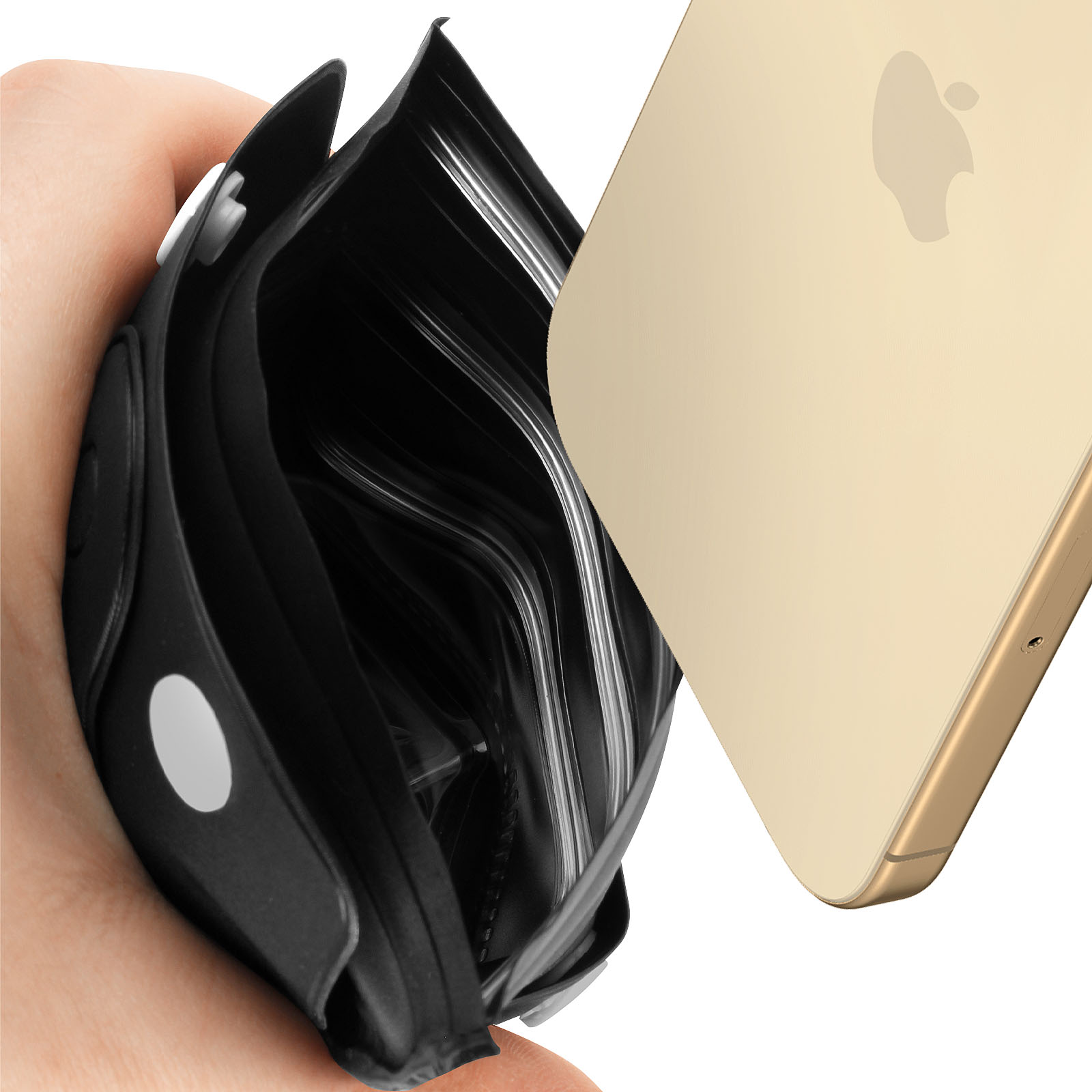 Una mano che tiene aperta una custodia nera con un telefono d'oro all'interno. Sfondo bianco.