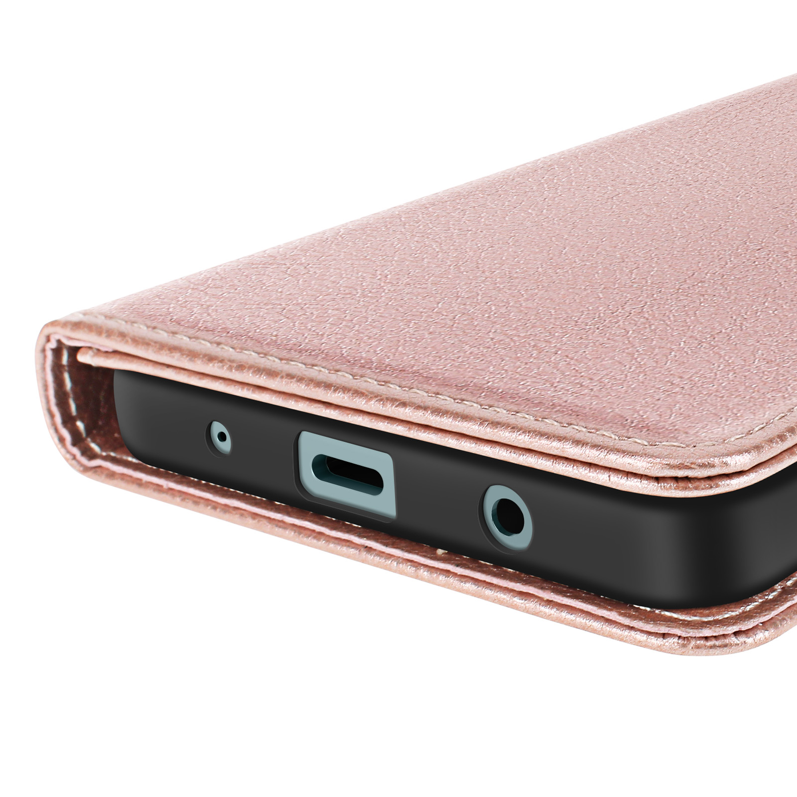 Primo piano di una custodia rosa per telefono, che rivela la porta di ricarica e altre aperture, con cuciture bianche.