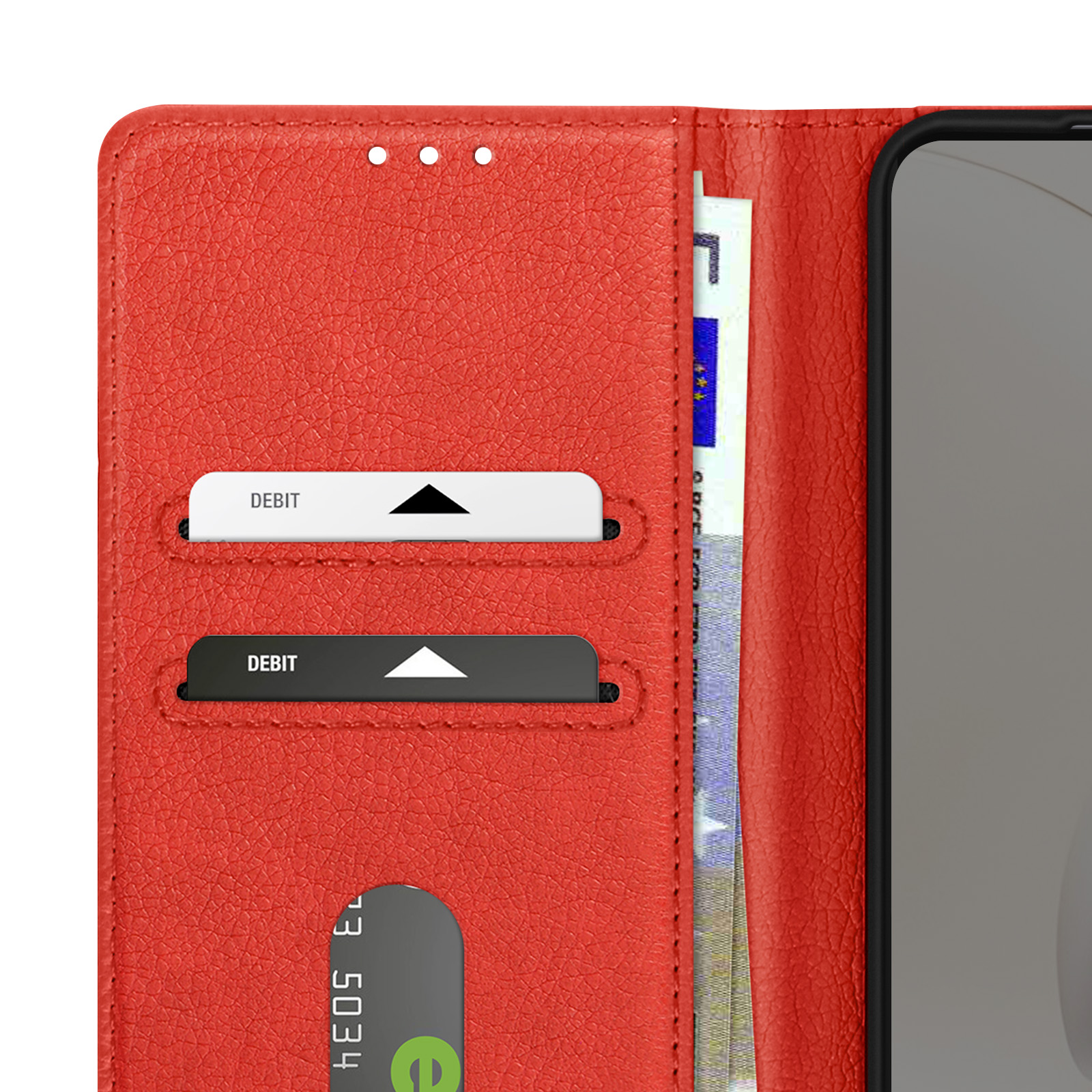 Primo piano dell'interno della custodia rossa del telefono. Sono visibili carte di debito e denaro.