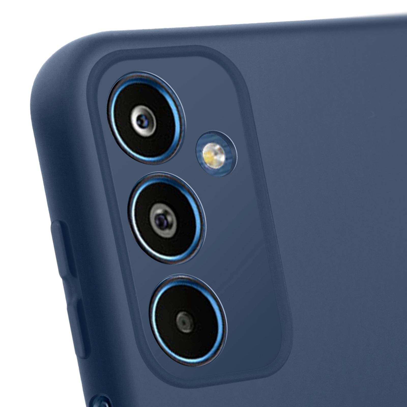 Primo piano di una custodia blu per telefono con tre fotocamere. È visibile uno sfondo bianco.