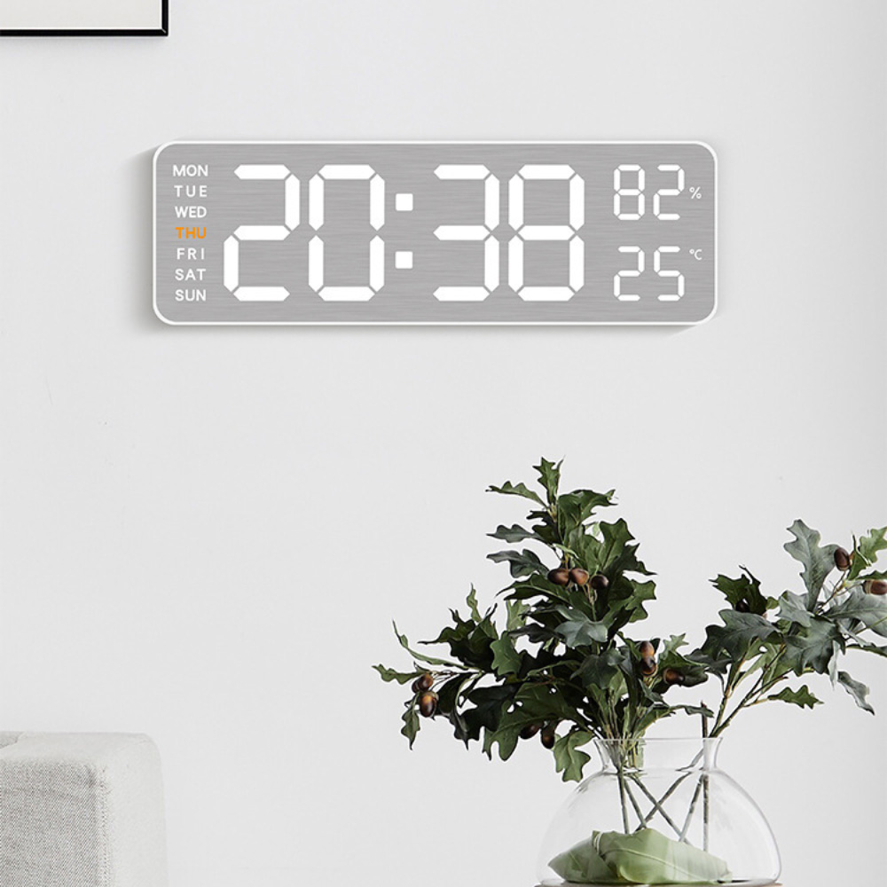 Eine Digitaluhr mit der Anzeige 20:38, mit Tag und Datum, Temperatur und Luftfeuchtigkeit.