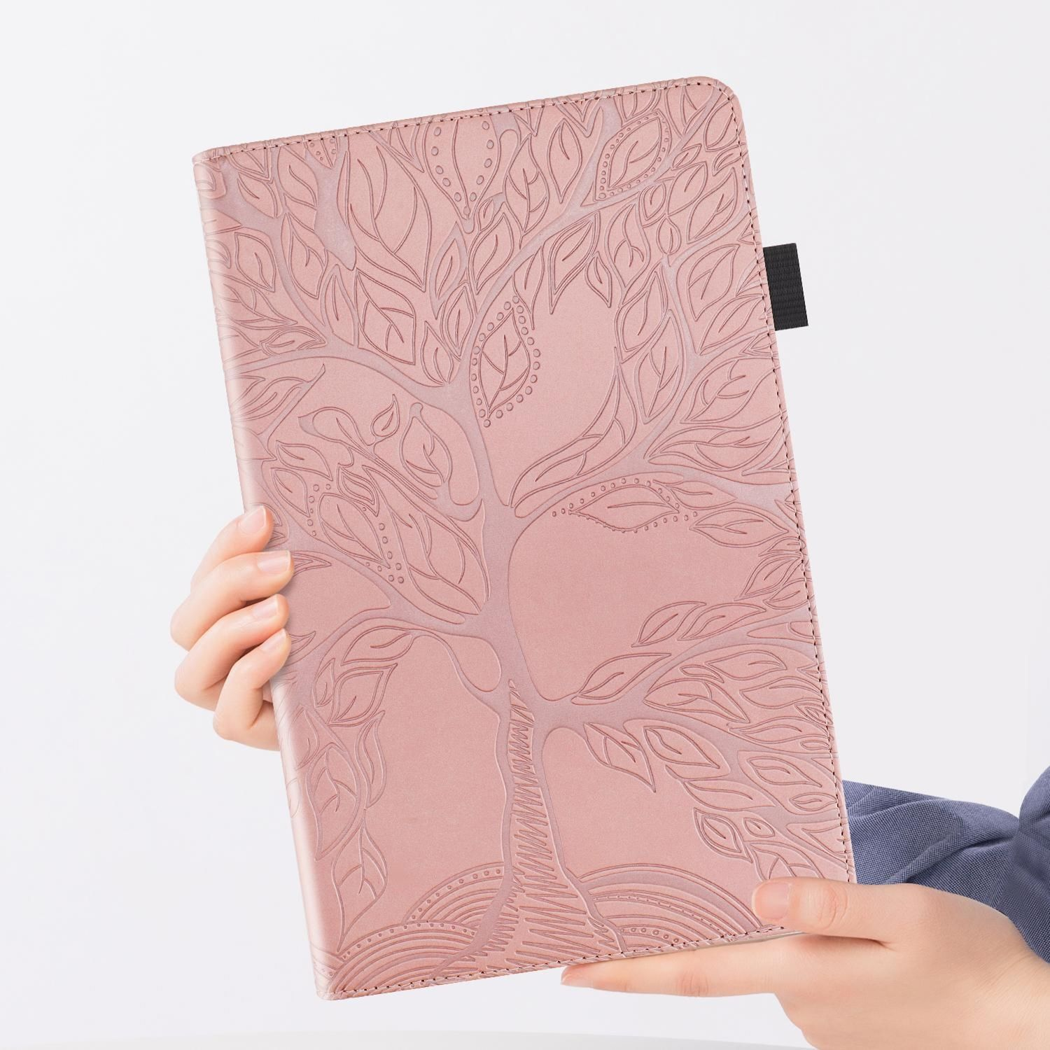 Hand hält eine rosa Hülle mit Baumdesign, auf weißem Hintergrund. Blauer Ärmel sichtbar.