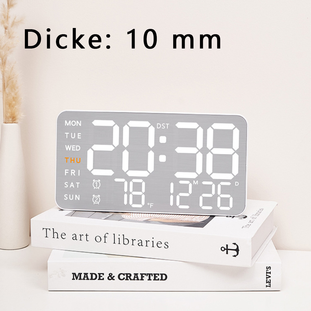 Digitaluhr mit 20:38, Wochentagen, Datum und Temperatur, auf einem Bücherstapel.
