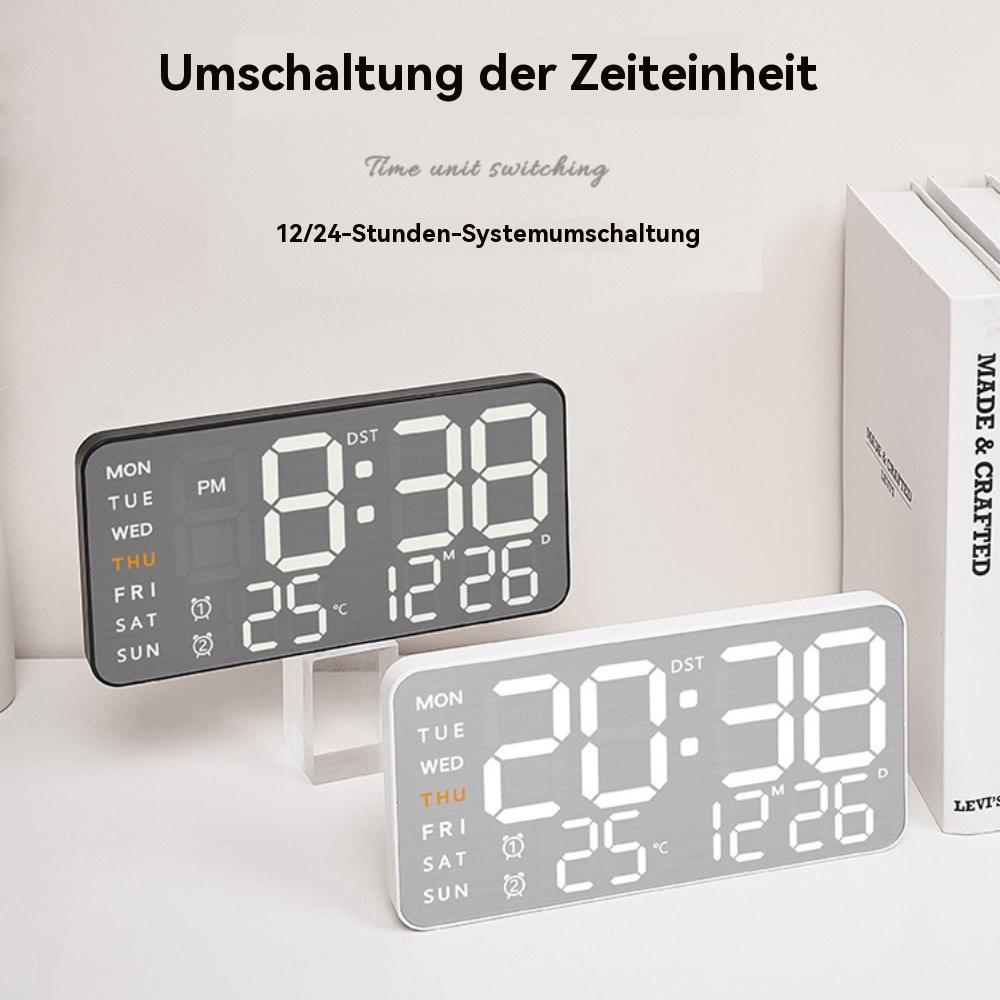 Zwei Digitaluhren mit Anzeige von Uhrzeit und Datum. Eine schwarz, eine weiß, beide mit grauem Display.