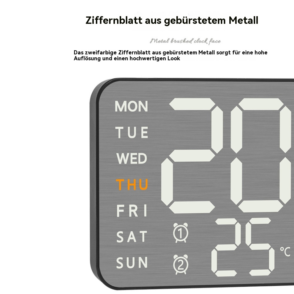 Digitaluhr mit Anzeige von Zeit und Datum. Nahaufnahme des Displays. Silberner Rahmen, weiße Ziffern.