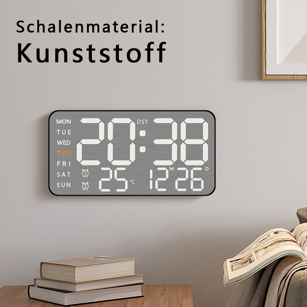 Digitaluhr mit Anzeige von Zeit und Datum. An einer Wand platziert. Silberner Rahmen, Bücher.