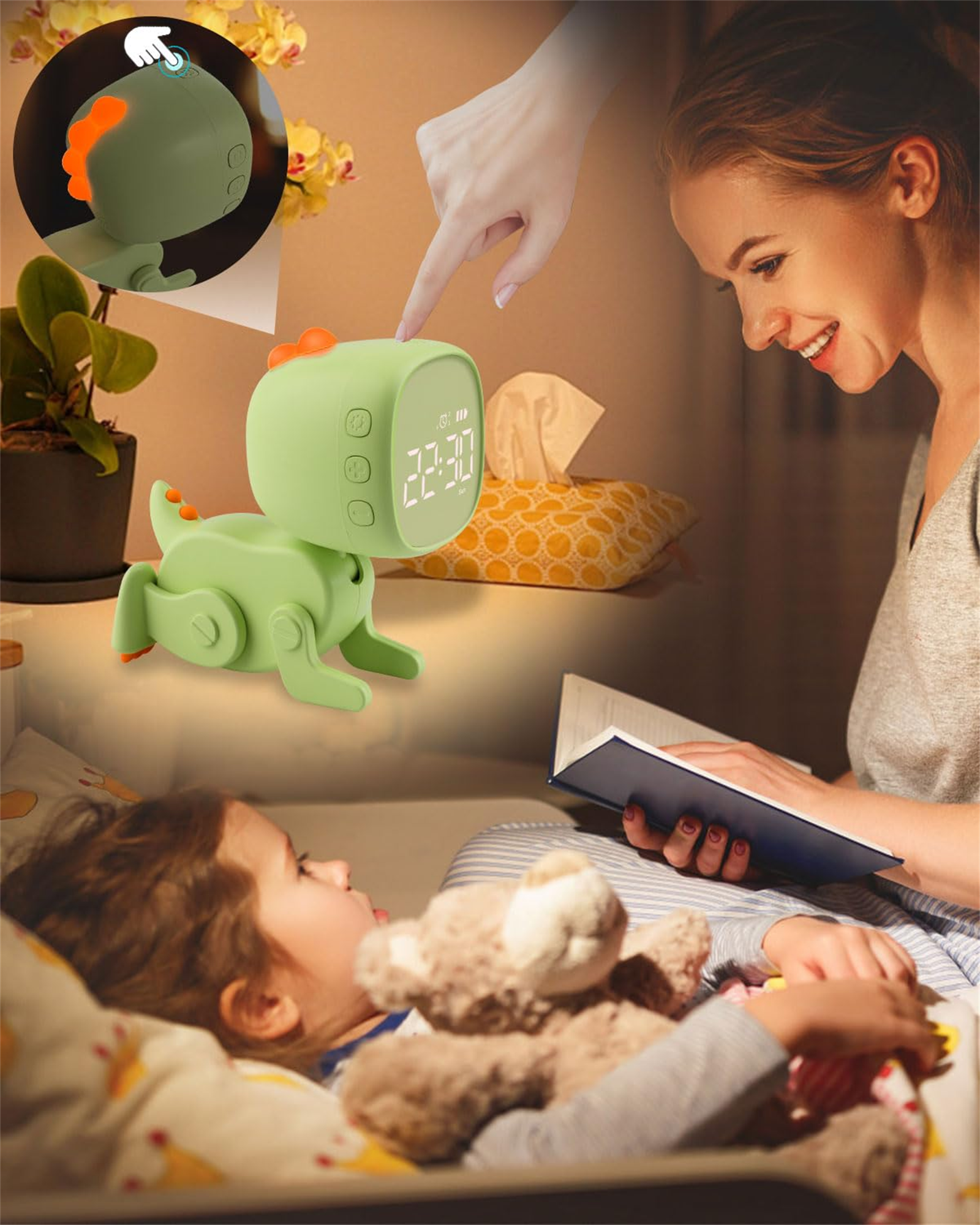Ein grüner Dinosaurier-Wecker auf einem Nachttisch, eine lesende Frau und ein Mädchen im Bett mit einem Teddybären.
