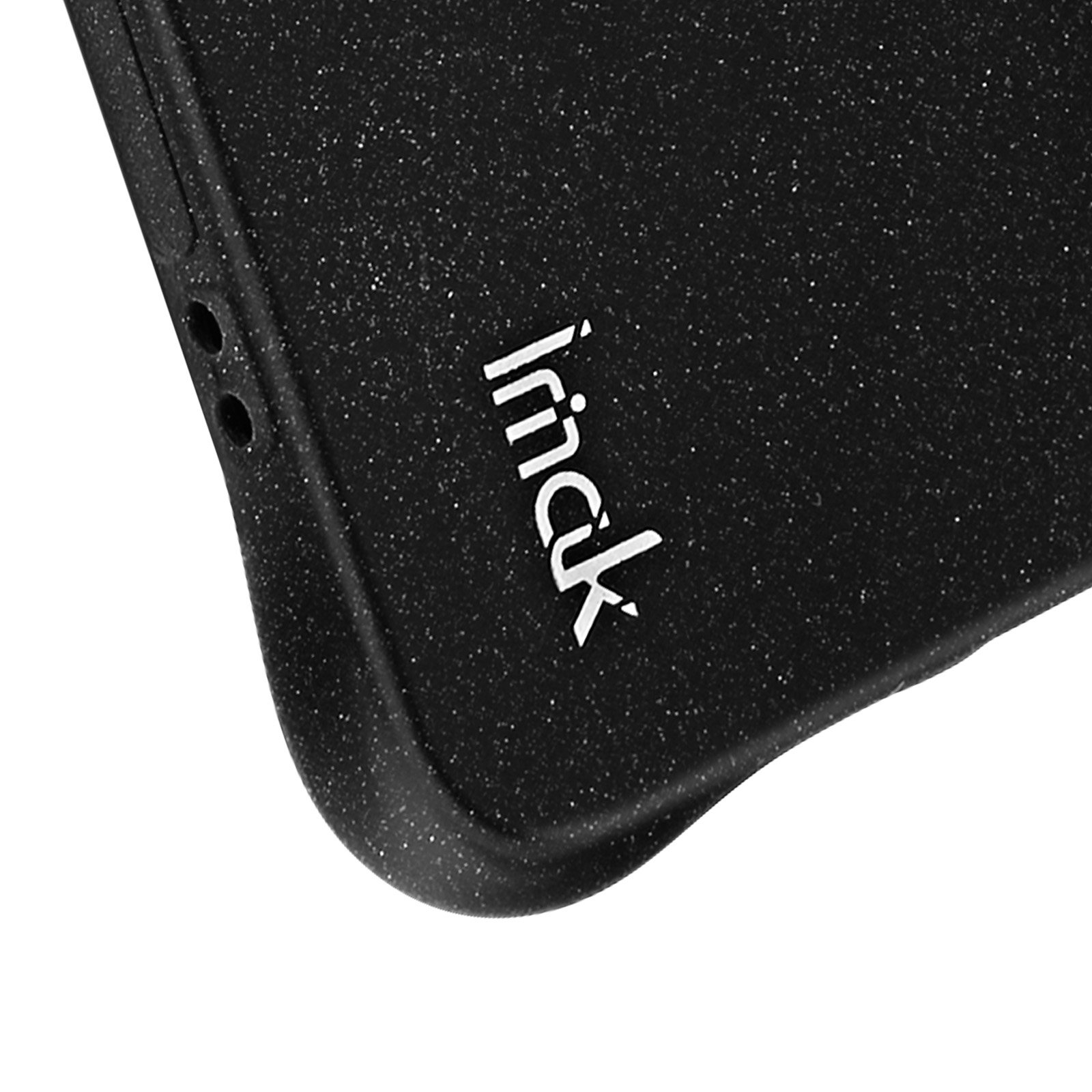 Primo piano di una cover nera, texturizzata con il marchio 'imak' in bianco.