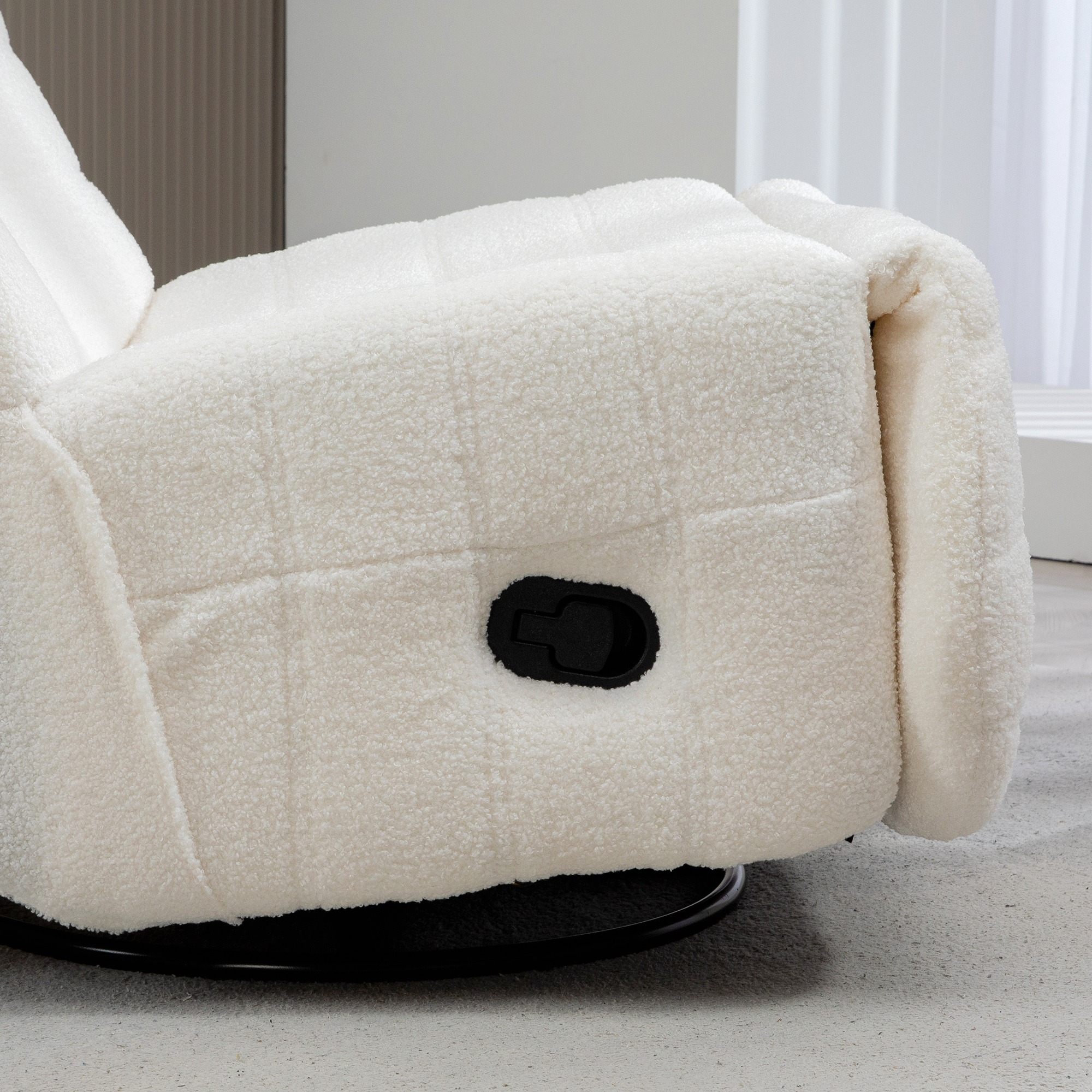 Weißer Relaxsessel mit schwarzem Fuß. Der Stuhl ist flauschig und strukturiert. Schwarzer Griff.