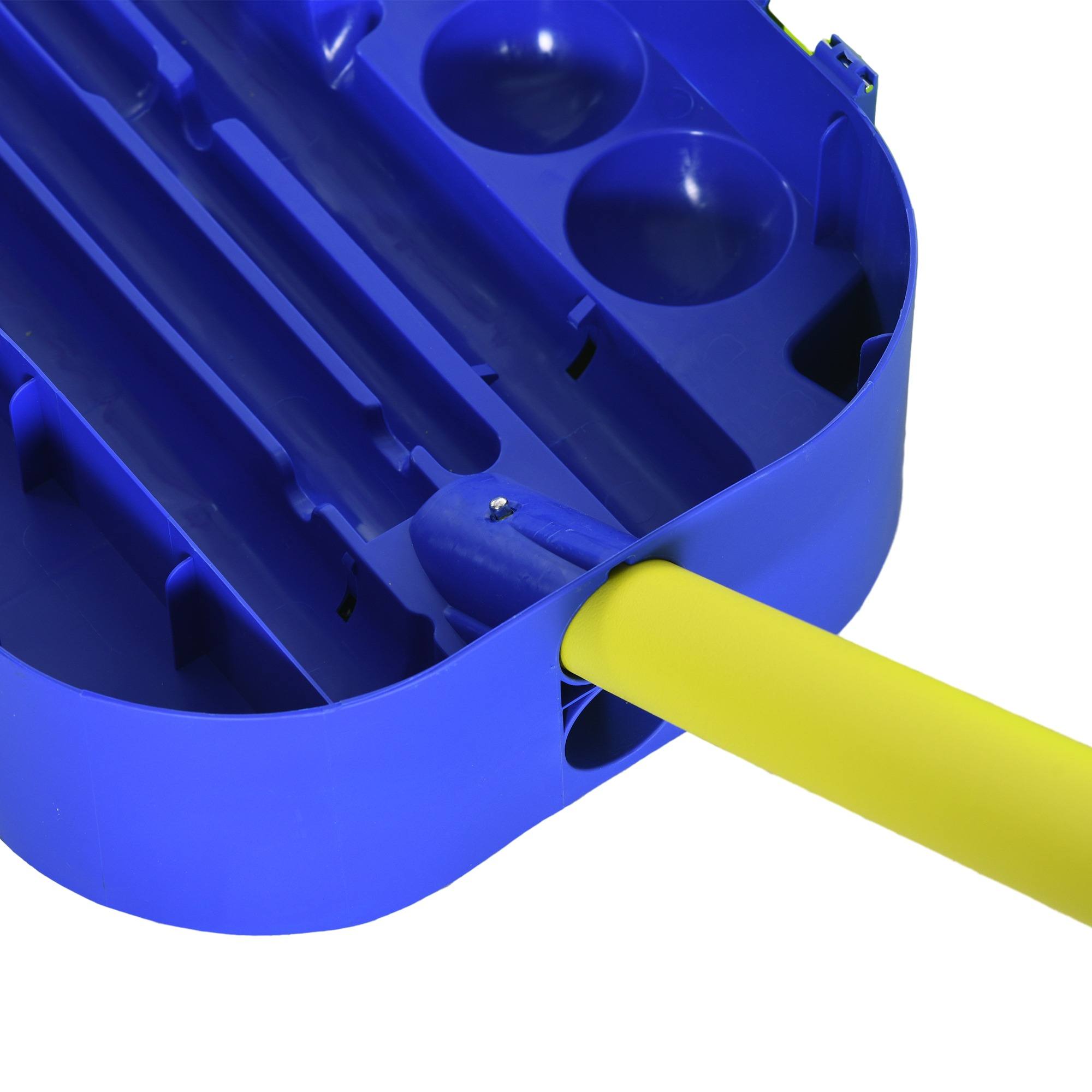 Nahaufnahme eines blau-grünen Spielsets. Zeigt einen gelben Pfosten, der in die blaue Basis eingesetzt ist.