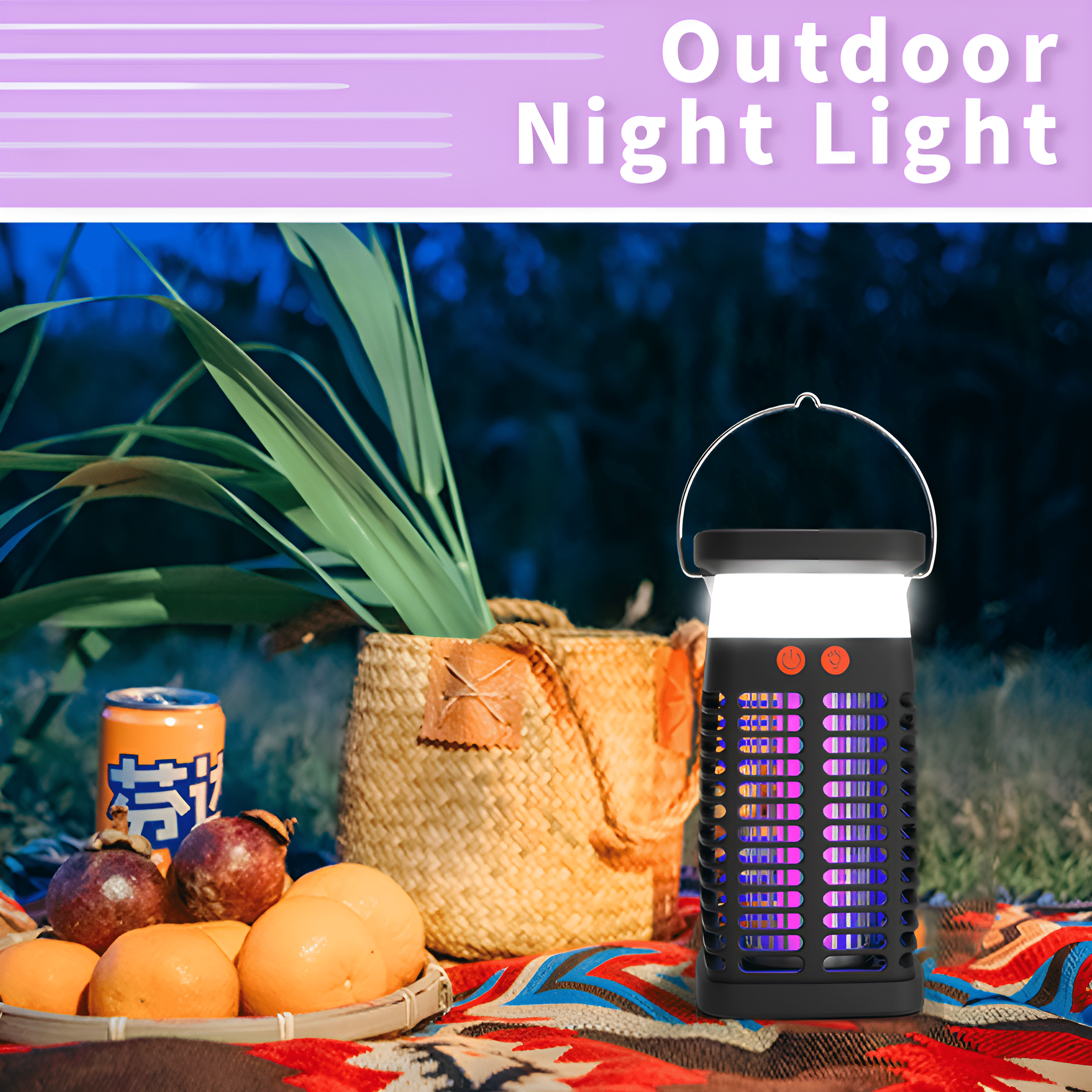 Outdoor-Nachtlicht mit schwarzem Sockel, umgeben von Pflanzen und Früchten. Dunkler, verschwommener Hintergrund.