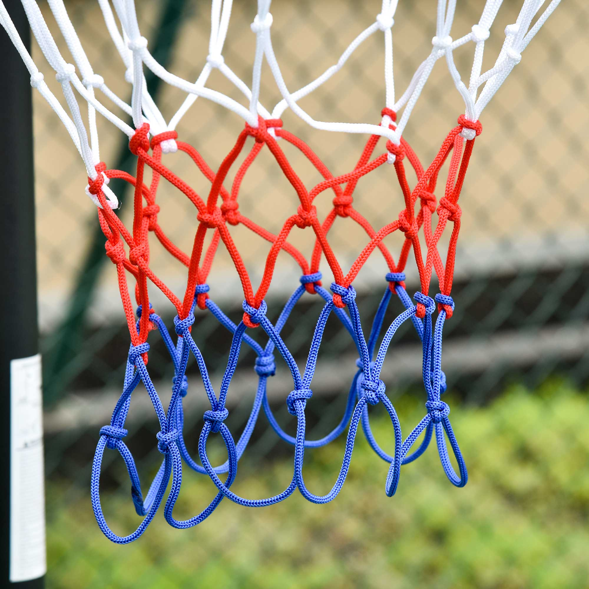Red de baloncesto con colores rojo, blanco y azul, colgando.