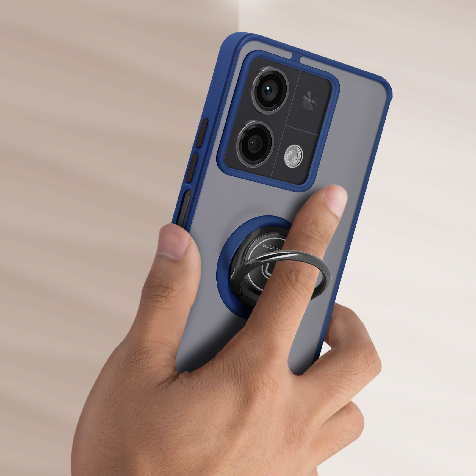 Una mano che tiene una custodia per telefono con un anello di supporto. Custodia blu e grigia. Il telefono è nero.