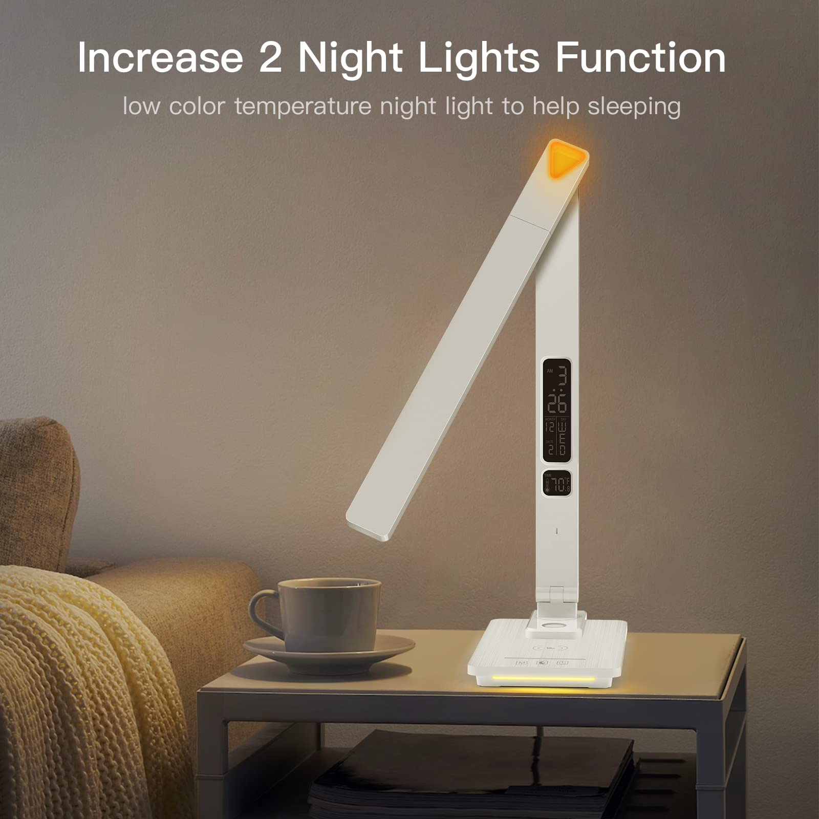 Weiße Schreibtischlampe auf einem Nachttisch mit einer Teetasse und einem beigen Überwurf. Die Lampe ist beleuchtet.