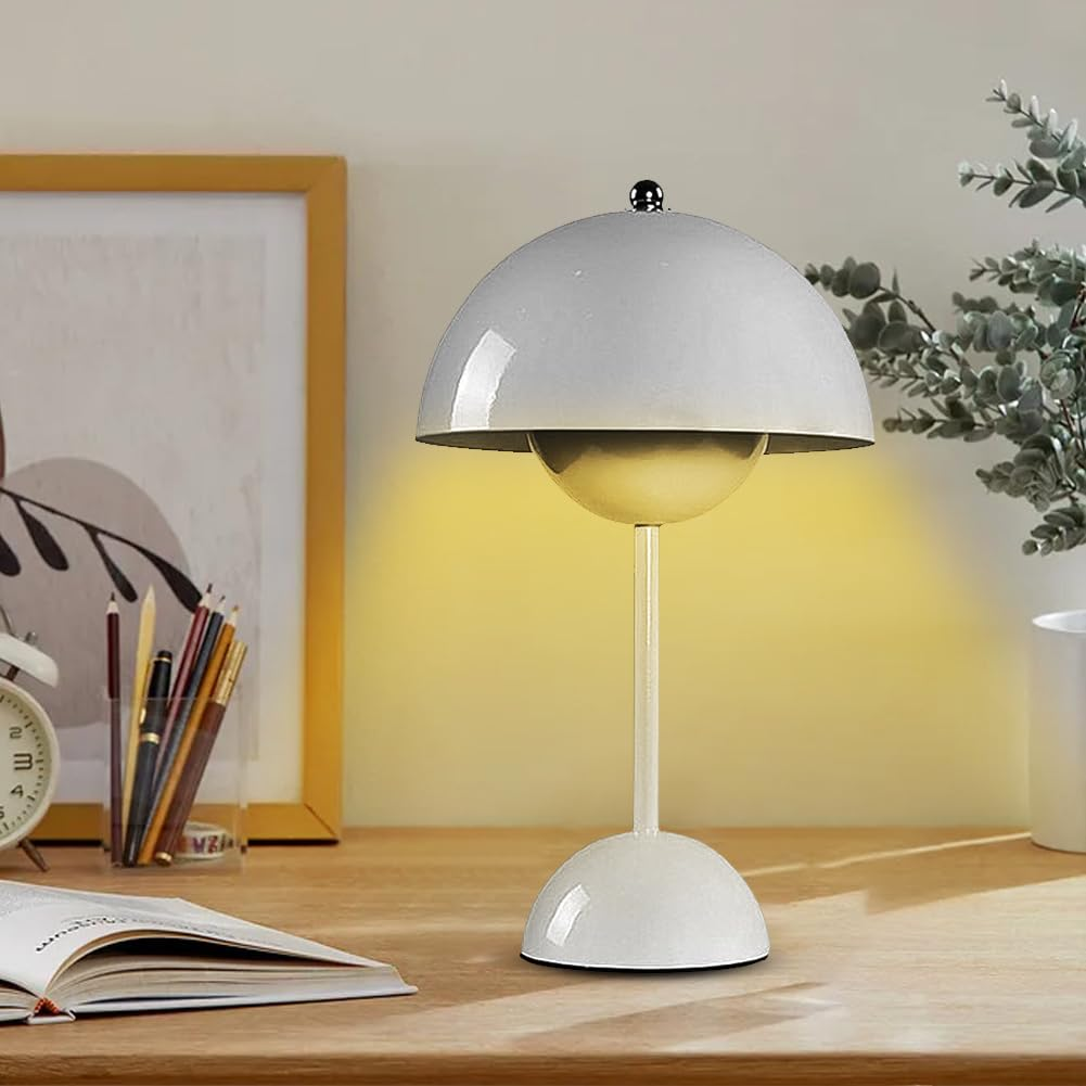 Weiße Schreibtischlampe auf einem Holzschreibtisch, mit einem Stifthalter, Stiften und einem Buch.