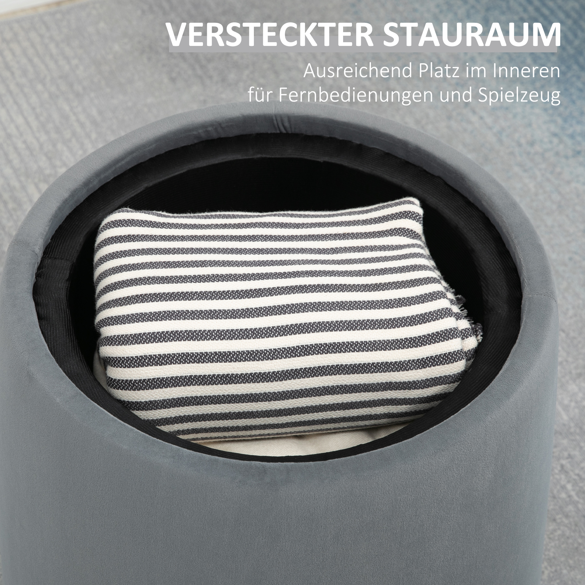 Offener grauer Hocker, der Stauraum und ein gestreiftes Kissen im Inneren offenbart. Text auf Deutsch oben.