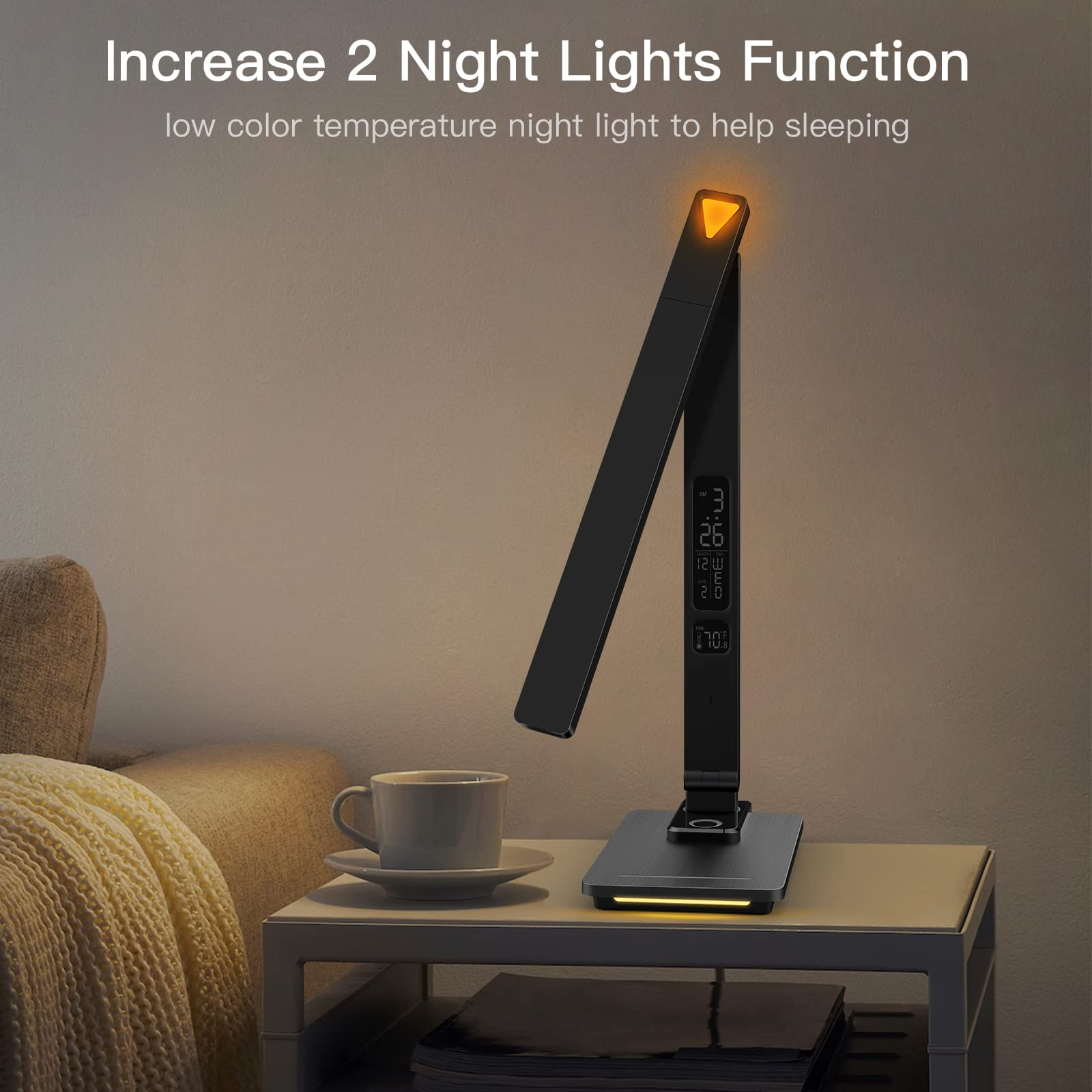 Schwarze Schreibtischlampe mit verstellbaren Funktionen, auf einem Nachttisch, neben einer Tasse und einem Buch, mit warmem Licht.