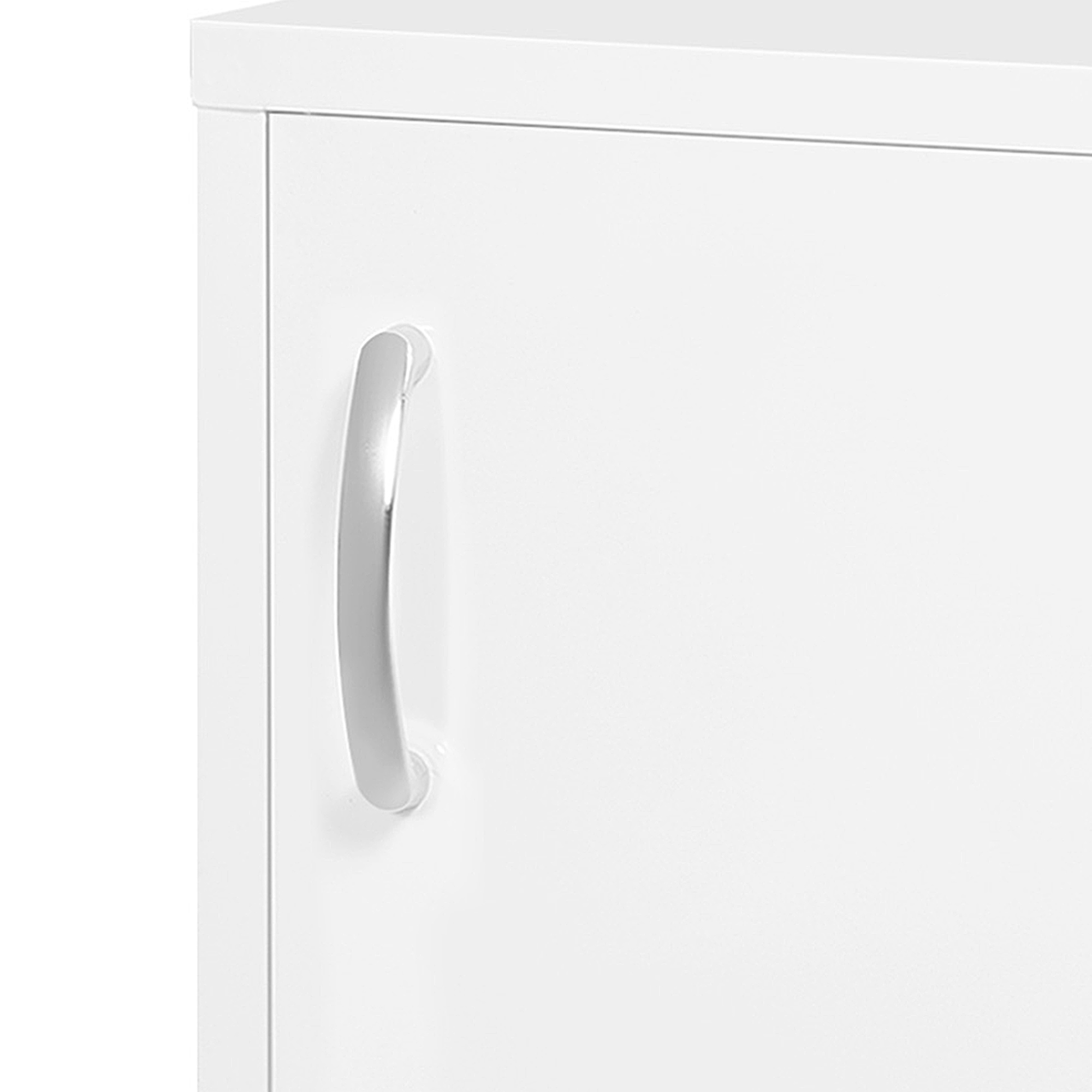 Nahaufnahme einer weißen Schranktür mit silbernem Griff, modernes Design.