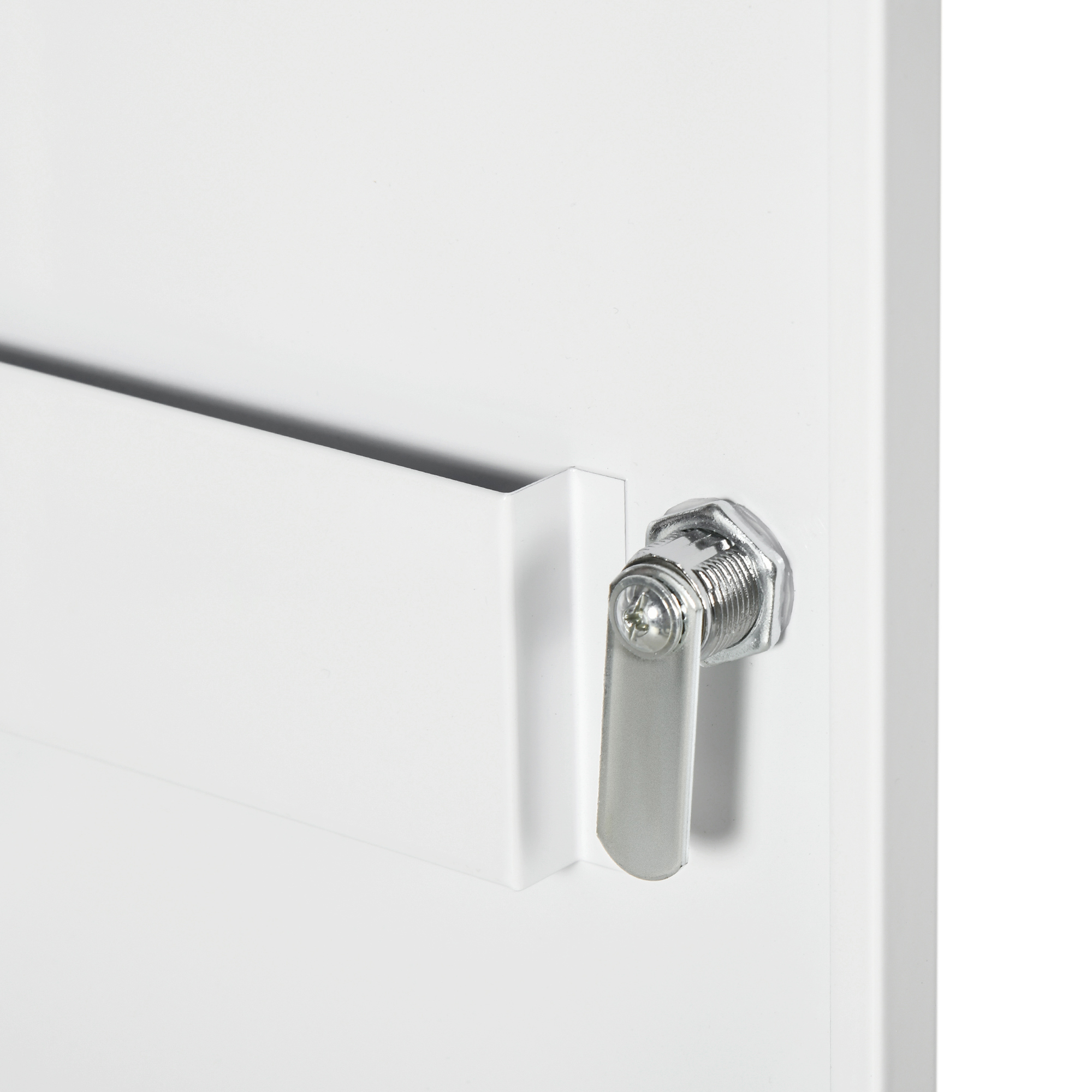 Nahaufnahme einer weißen Schranktür mit silbernem Riegel, modernes, sicheres Design.